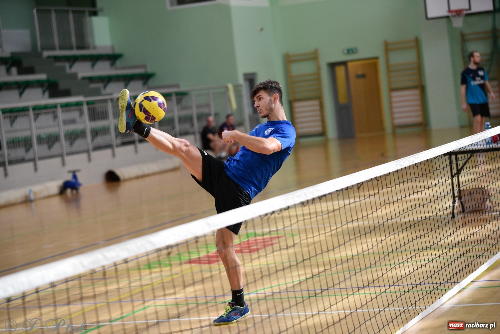 Zdjęcie w galerii na portalu naszraciborz.pl: Turniej siatkonogi w Arenie Rafako [FOTO] wiadomości z regionu