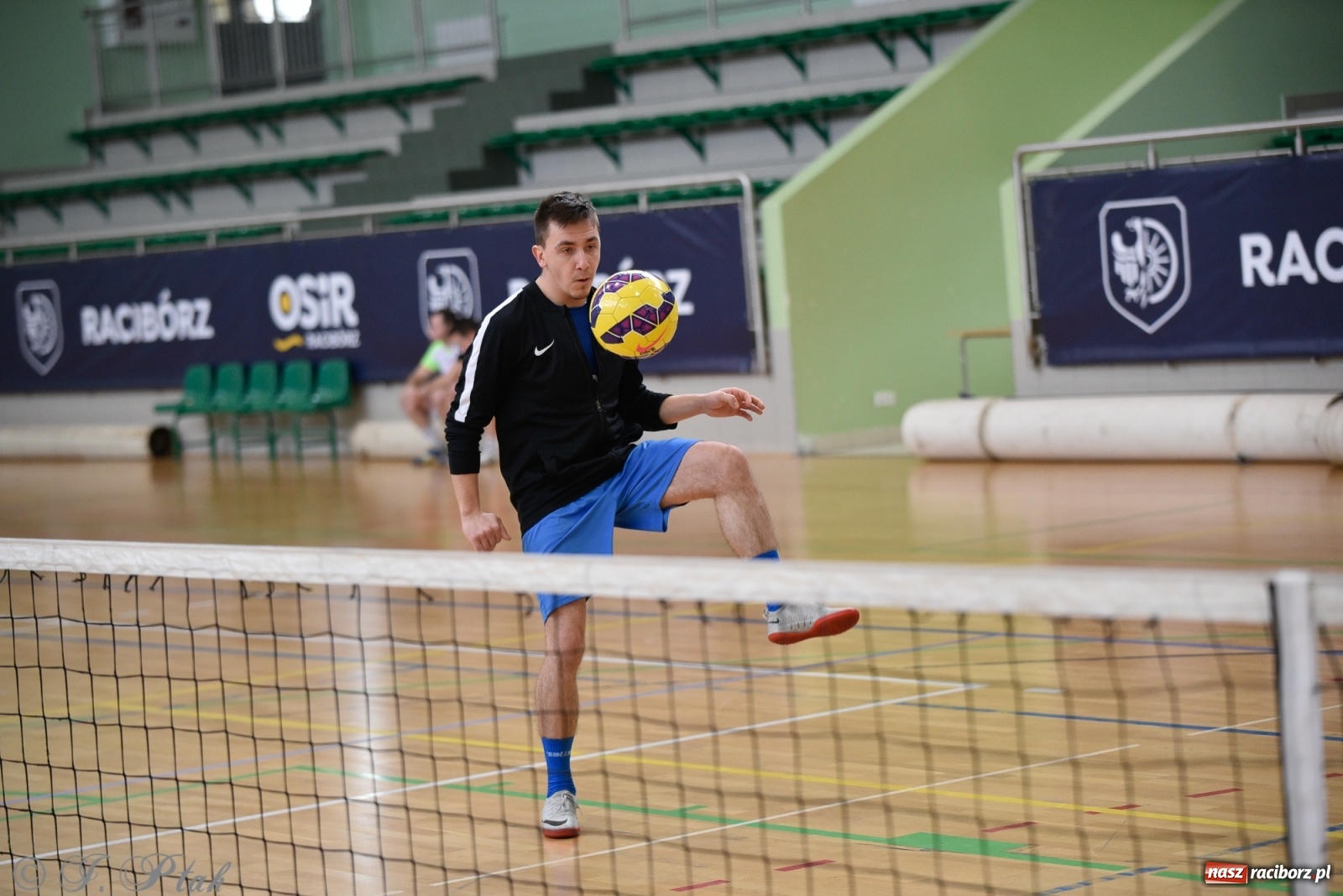 Zdjęcie w galerii na portalu naszraciborz.pl: Turniej siatkonogi w Arenie Rafako [FOTO] wiadomości z regionu