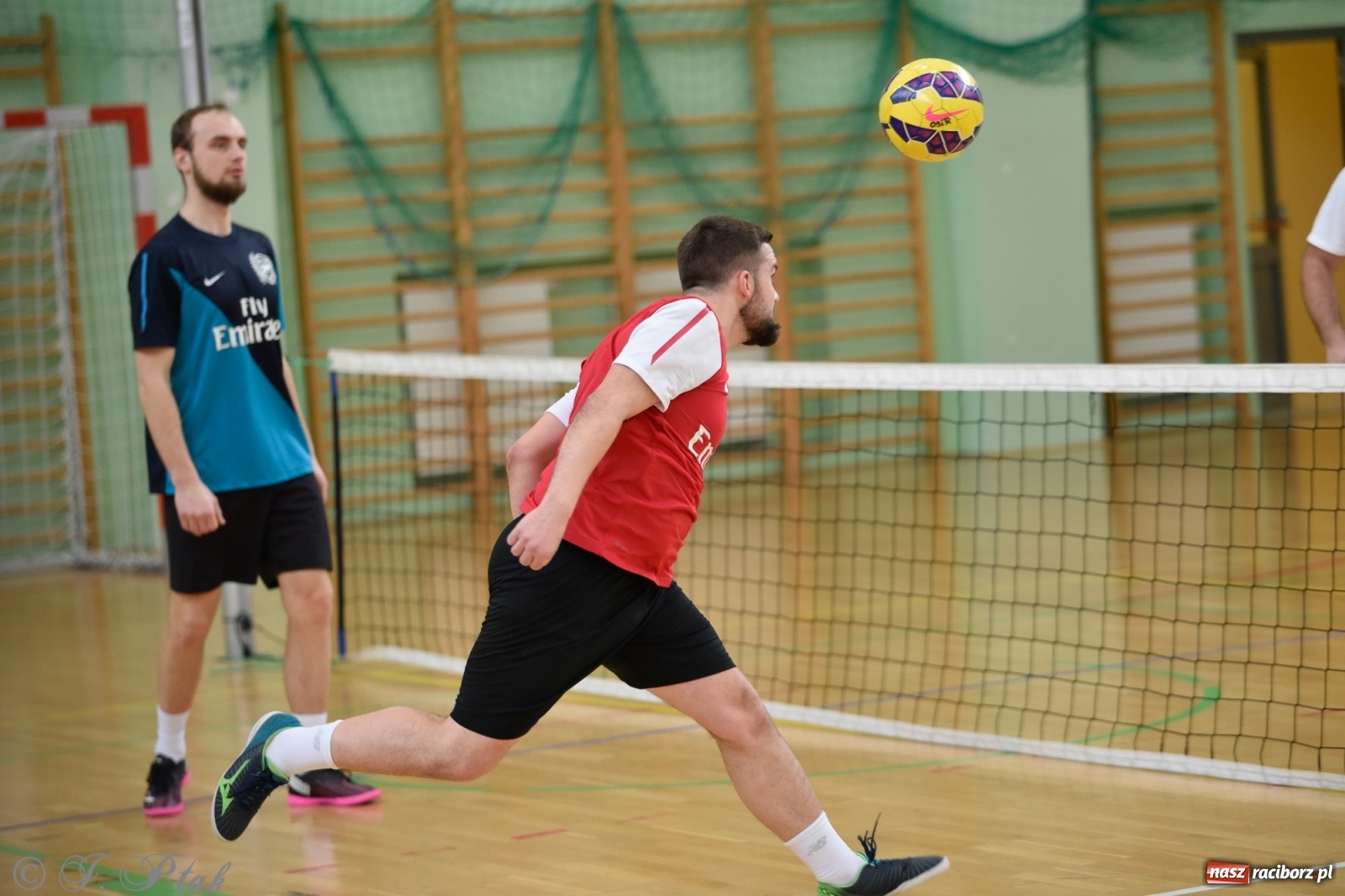 Zdjęcie w galerii na portalu naszraciborz.pl: Turniej siatkonogi w Arenie Rafako [FOTO] wiadomości z regionu