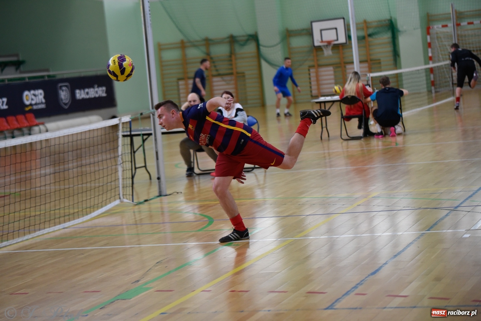 Zdjęcie w galerii na portalu naszraciborz.pl: Turniej siatkonogi w Arenie Rafako [FOTO] wiadomości z regionu
