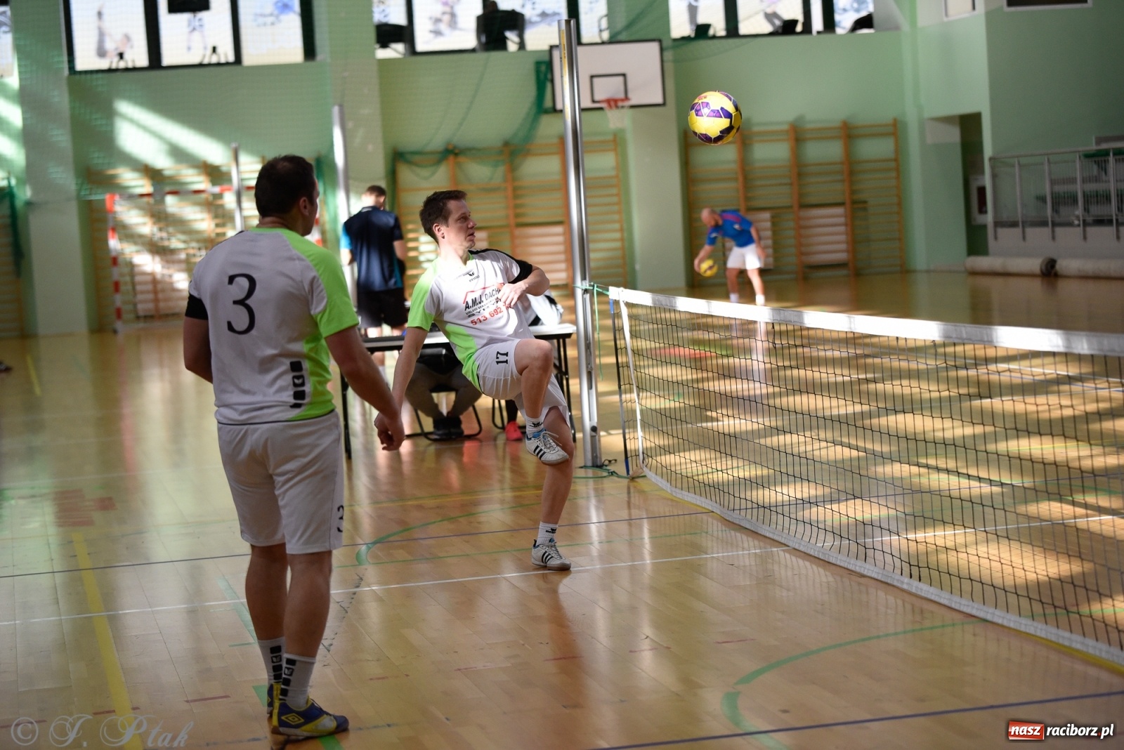 Zdjęcie w galerii na portalu naszraciborz.pl: Turniej siatkonogi w Arenie Rafako [FOTO] wiadomości z regionu