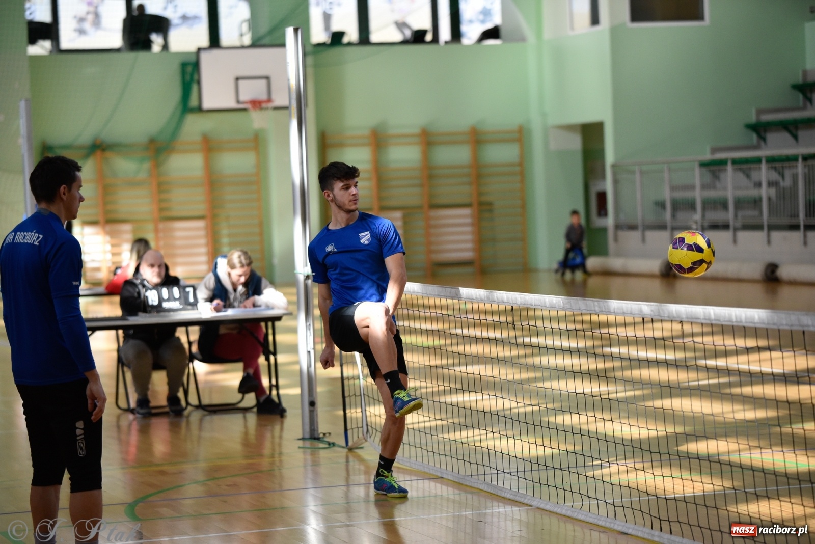 Zdjęcie w galerii na portalu naszraciborz.pl: Turniej siatkonogi w Arenie Rafako [FOTO] wiadomości z regionu