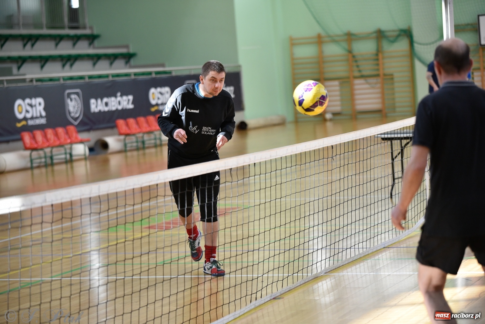 Zdjęcie w galerii na portalu naszraciborz.pl: Turniej siatkonogi w Arenie Rafako [FOTO] wiadomości z regionu