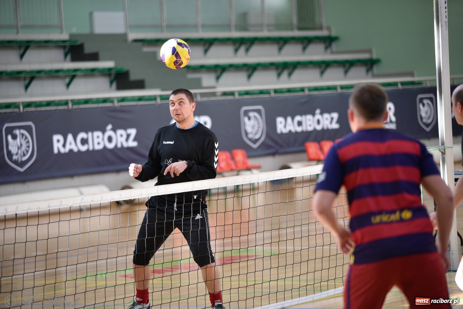 Zdjęcie w galerii na portalu naszraciborz.pl: Turniej siatkonogi w Arenie Rafako [FOTO] wiadomości z regionu