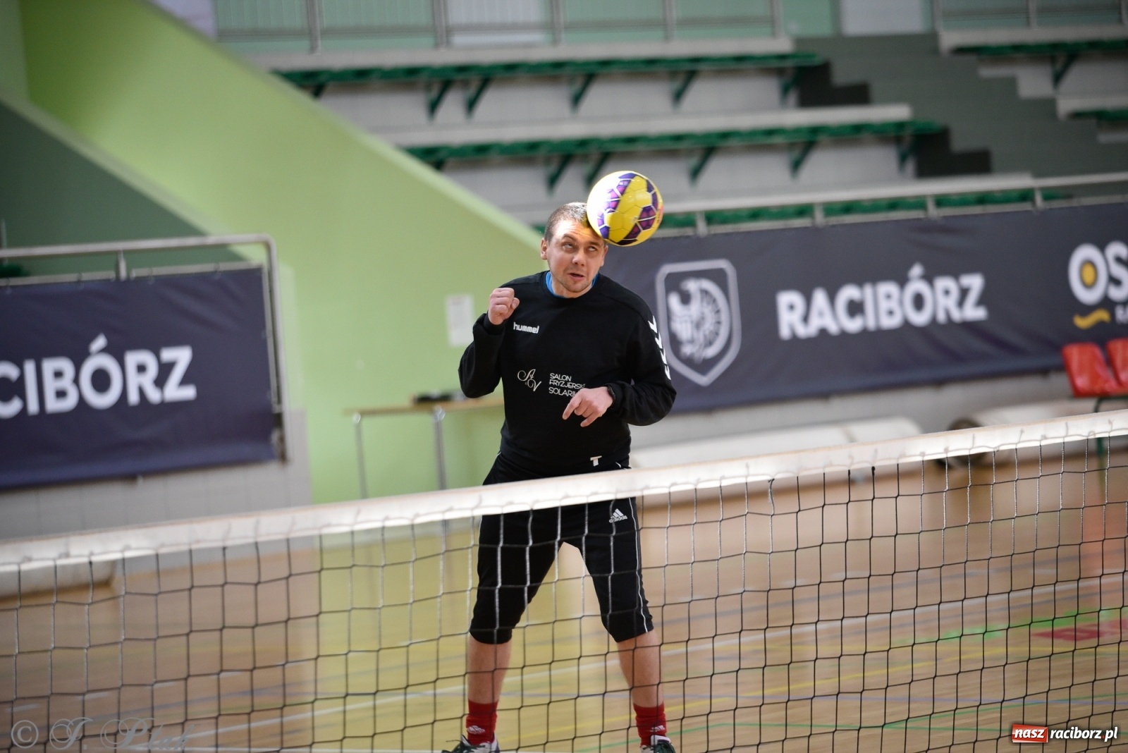 Zdjęcie w galerii na portalu naszraciborz.pl: Turniej siatkonogi w Arenie Rafako [FOTO] wiadomości z regionu