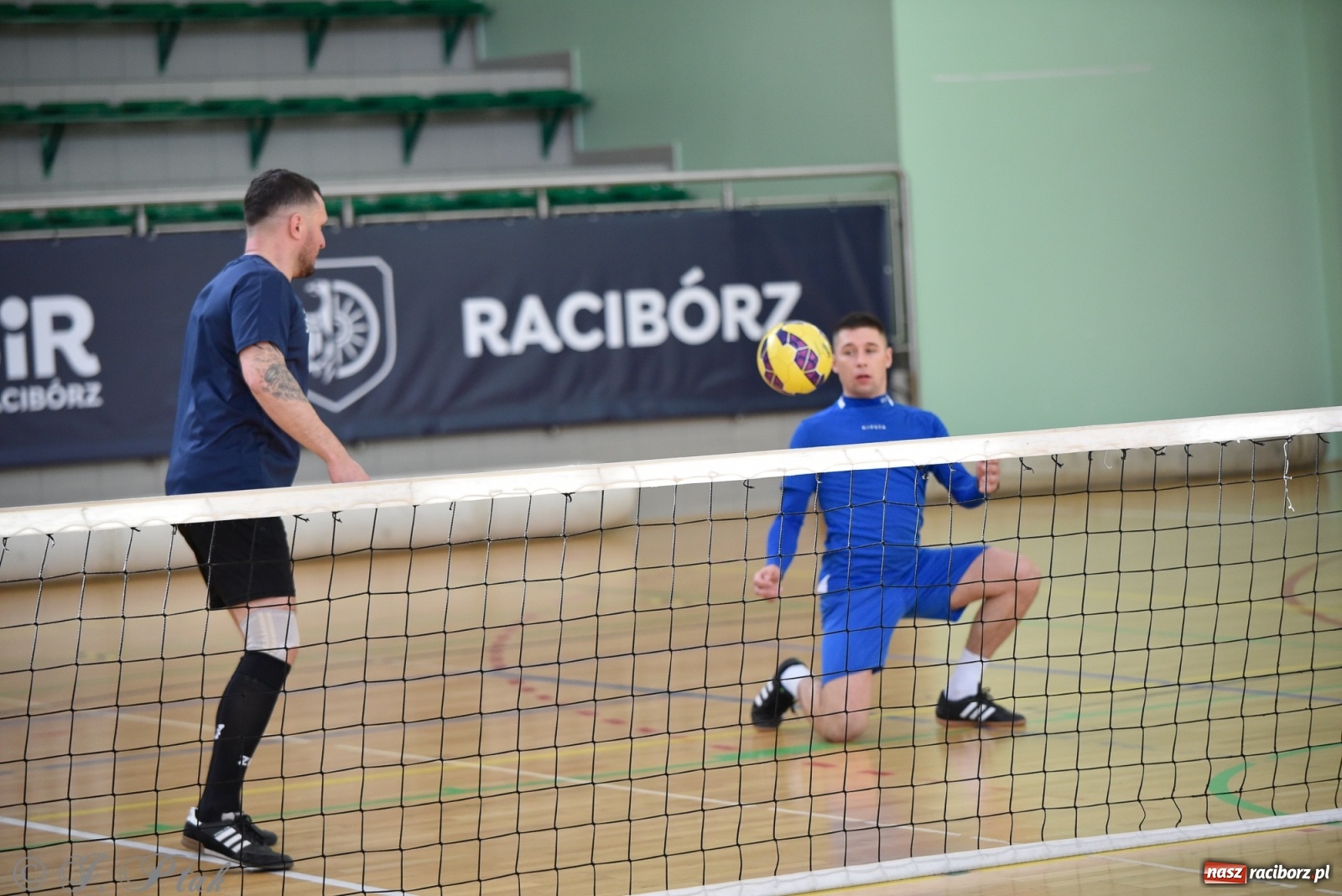 Zdjęcie w galerii na portalu naszraciborz.pl: Turniej siatkonogi w Arenie Rafako [FOTO] wiadomości z regionu