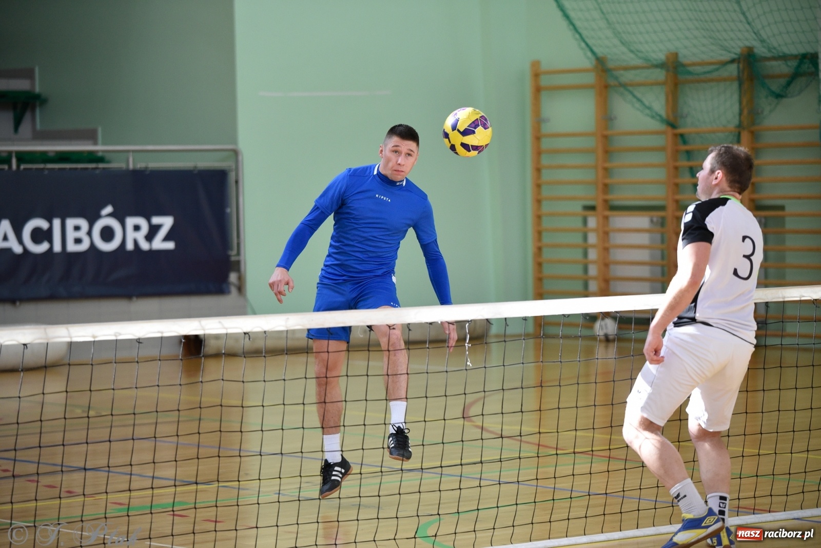 Zdjęcie w galerii na portalu naszraciborz.pl: Turniej siatkonogi w Arenie Rafako [FOTO] wiadomości z regionu