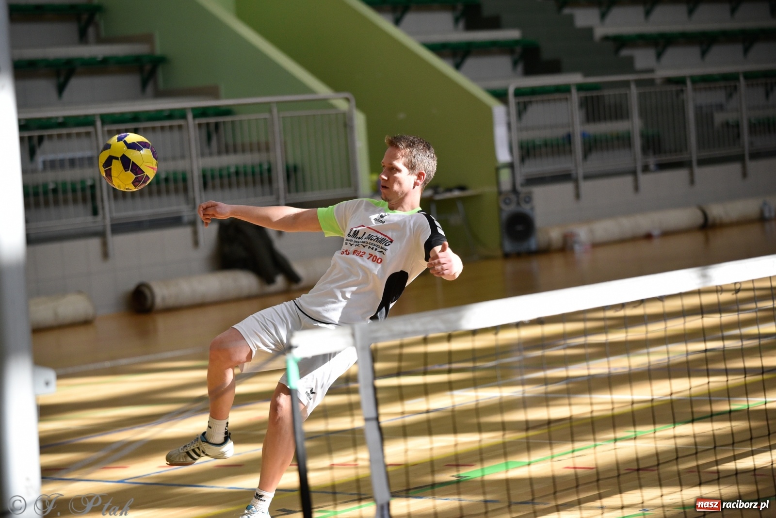 Zdjęcie w galerii na portalu naszraciborz.pl: Turniej siatkonogi w Arenie Rafako [FOTO] wiadomości z regionu
