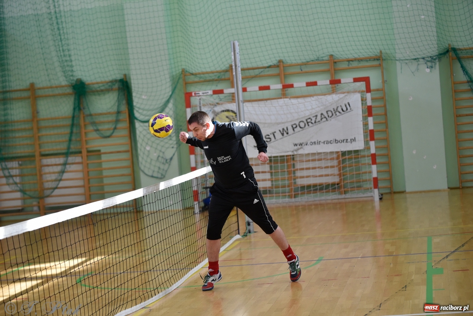 Zdjęcie w galerii na portalu naszraciborz.pl: Turniej siatkonogi w Arenie Rafako [FOTO] wiadomości z regionu
