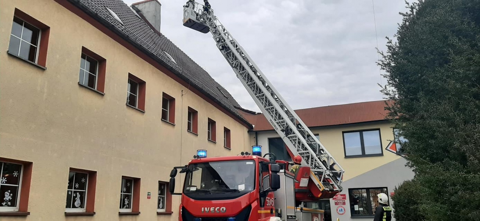 Zdjęcie w galerii na portalu naszraciborz.pl: Raport 998. Silny wiatr przysporzył pracy strażakom. Kot pod maską przy Podwalu wiadomości z regionu