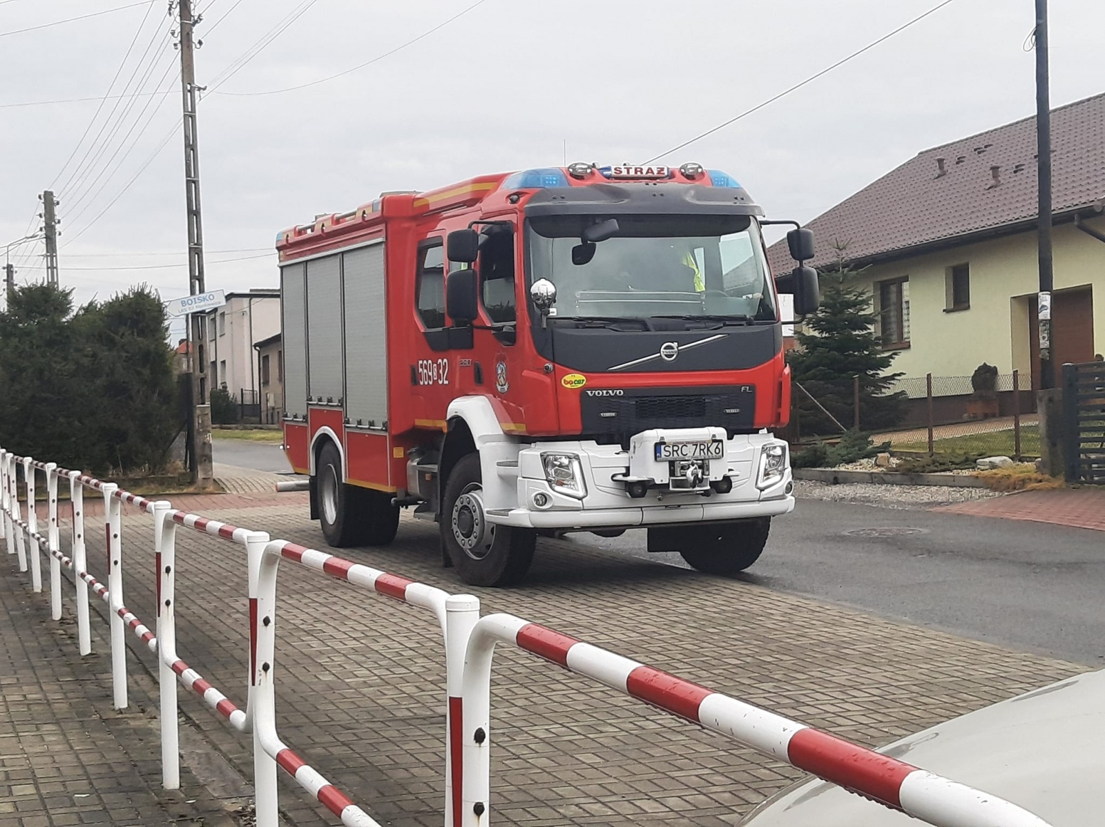 Zdjęcie w galerii na portalu naszraciborz.pl: Raport 998. Silny wiatr przysporzył pracy strażakom. Kot pod maską przy Podwalu wiadomości z regionu