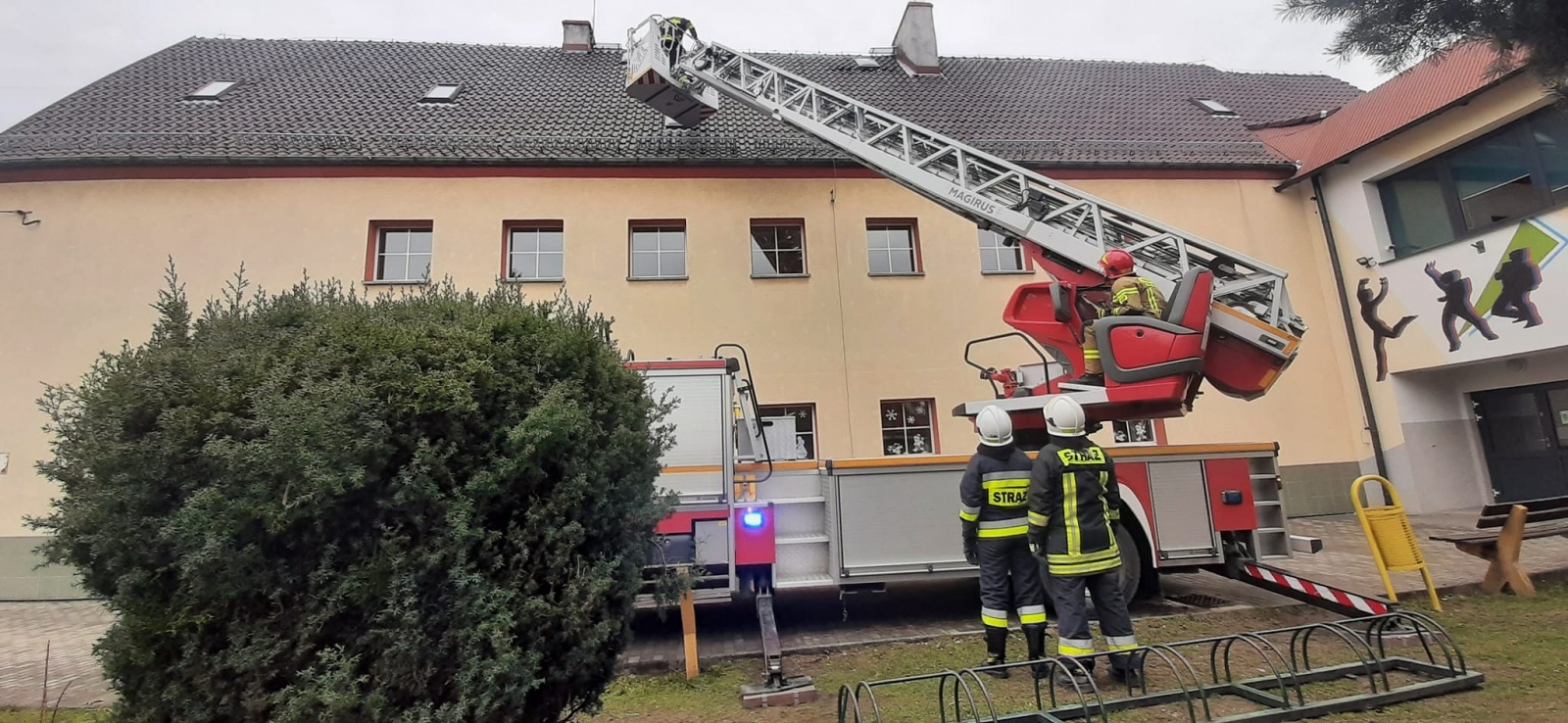 Zdjęcie w galerii na portalu naszraciborz.pl: Raport 998. Silny wiatr przysporzył pracy strażakom. Kot pod maską przy Podwalu wiadomości z regionu