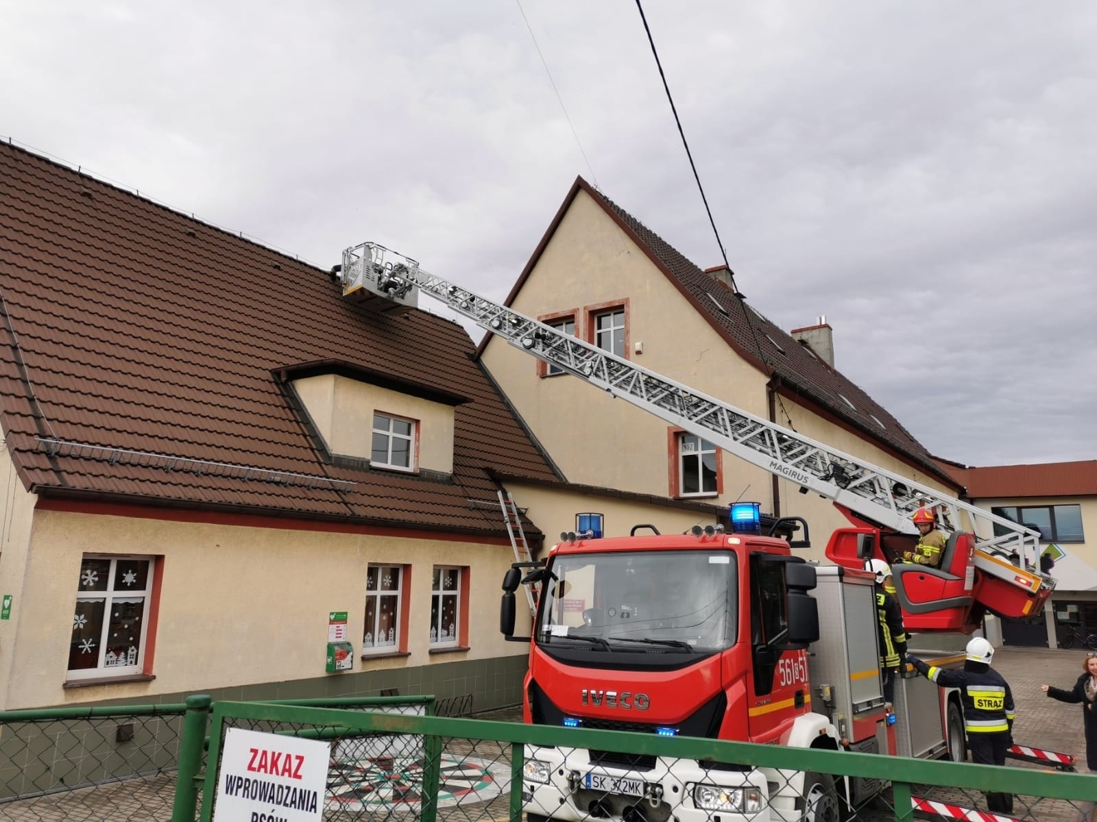 Zdjęcie w galerii na portalu naszraciborz.pl: Raport 998. Silny wiatr przysporzył pracy strażakom. Kot pod maską przy Podwalu wiadomości z regionu