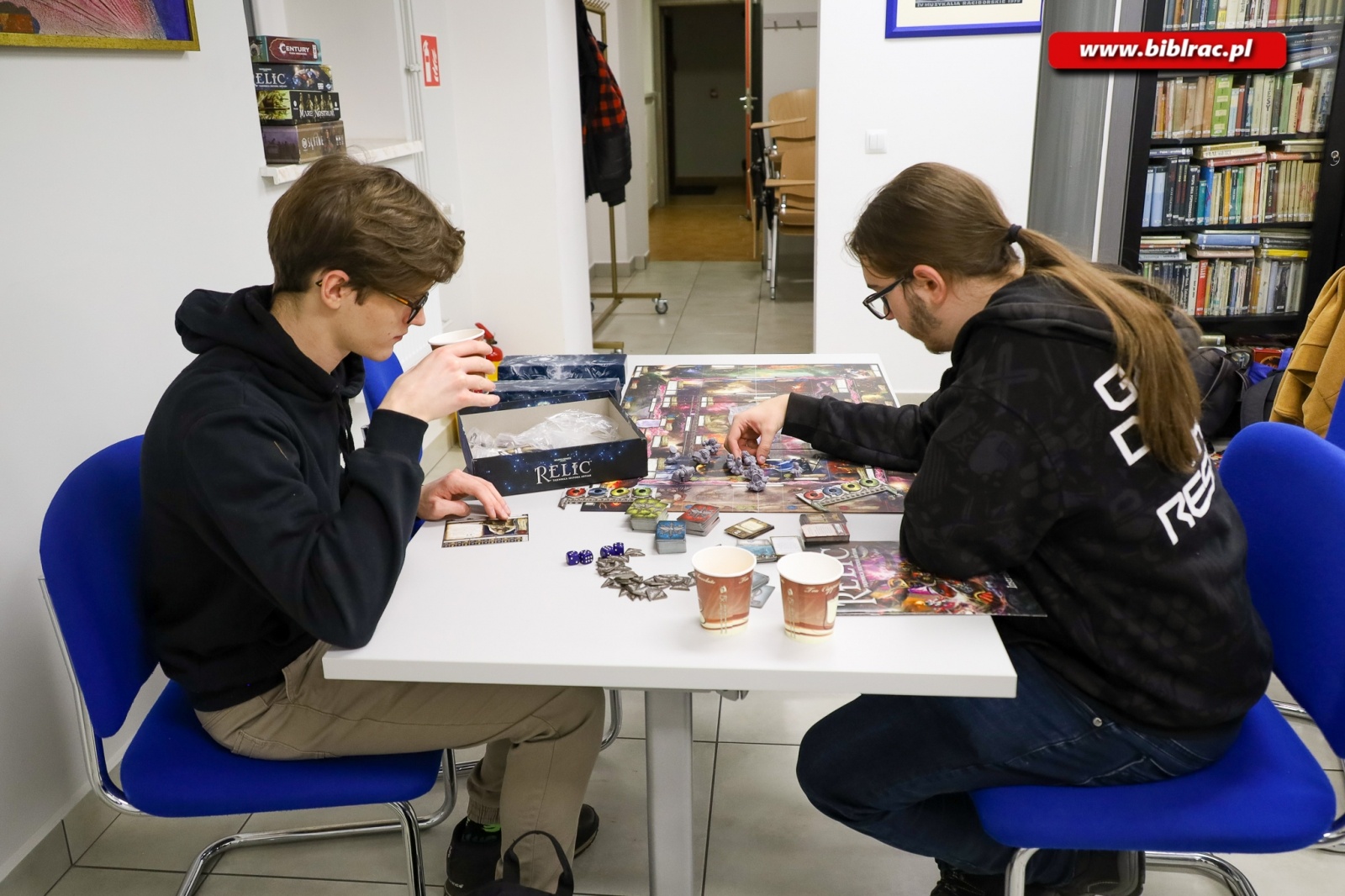 Zdjęcie w galerii na portalu naszraciborz.pl: Nocny maraton planszówek w raciborskiej bibliotece wiadomości z regionu