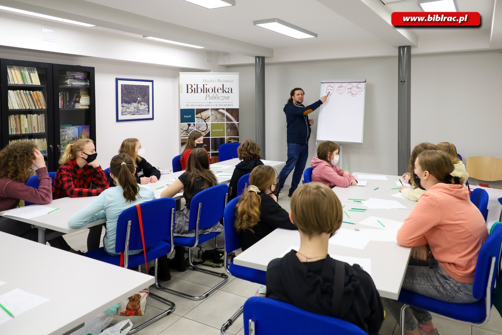 Zdjęcie w galerii na portalu naszraciborz.pl: Disney i manga w bibliotece. Warsztaty z Szymonem Telukiem [FOTO] wiadomości z regionu