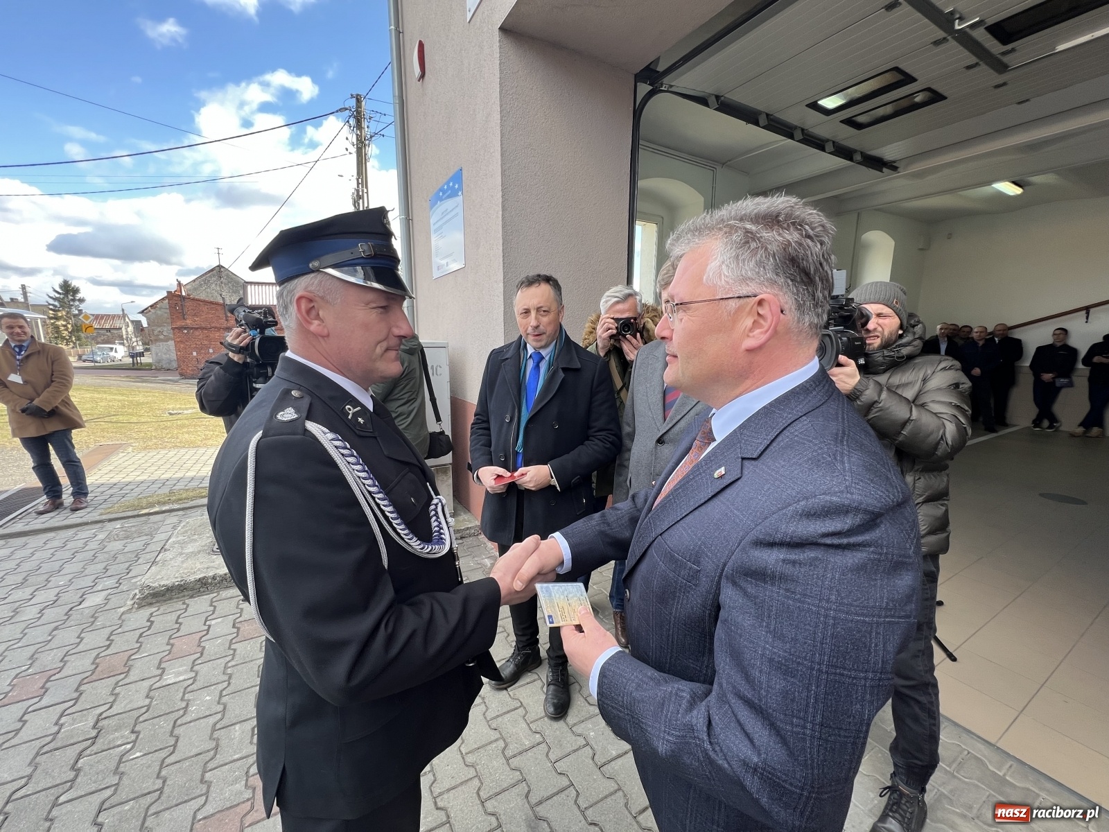 Zdjęcie w galerii na portalu naszraciborz.pl: Oficjalne przekazanie nowego wozu strażackiego dla OSP Bieńkowice wiadomości z regionu