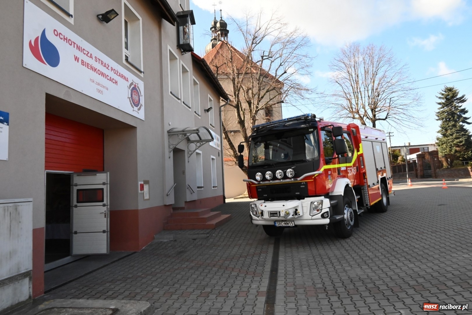 Zdjęcie w galerii na portalu naszraciborz.pl: Oficjalne przekazanie nowego wozu strażackiego dla OSP Bieńkowice wiadomości z regionu