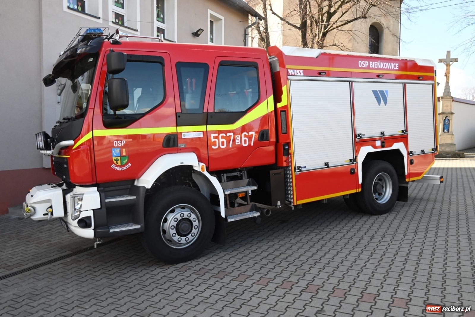 Zdjęcie w galerii na portalu naszraciborz.pl: Oficjalne przekazanie nowego wozu strażackiego dla OSP Bieńkowice wiadomości z regionu