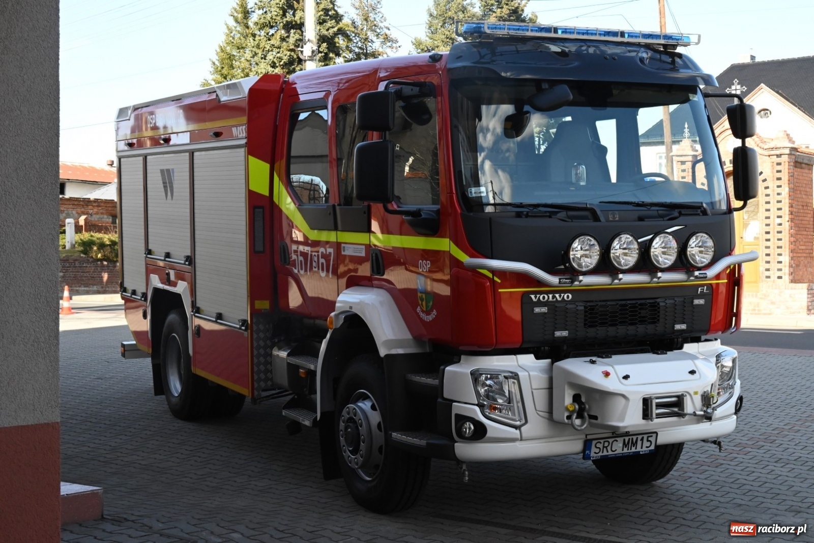 Zdjęcie w galerii na portalu naszraciborz.pl: Oficjalne przekazanie nowego wozu strażackiego dla OSP Bieńkowice wiadomości z regionu