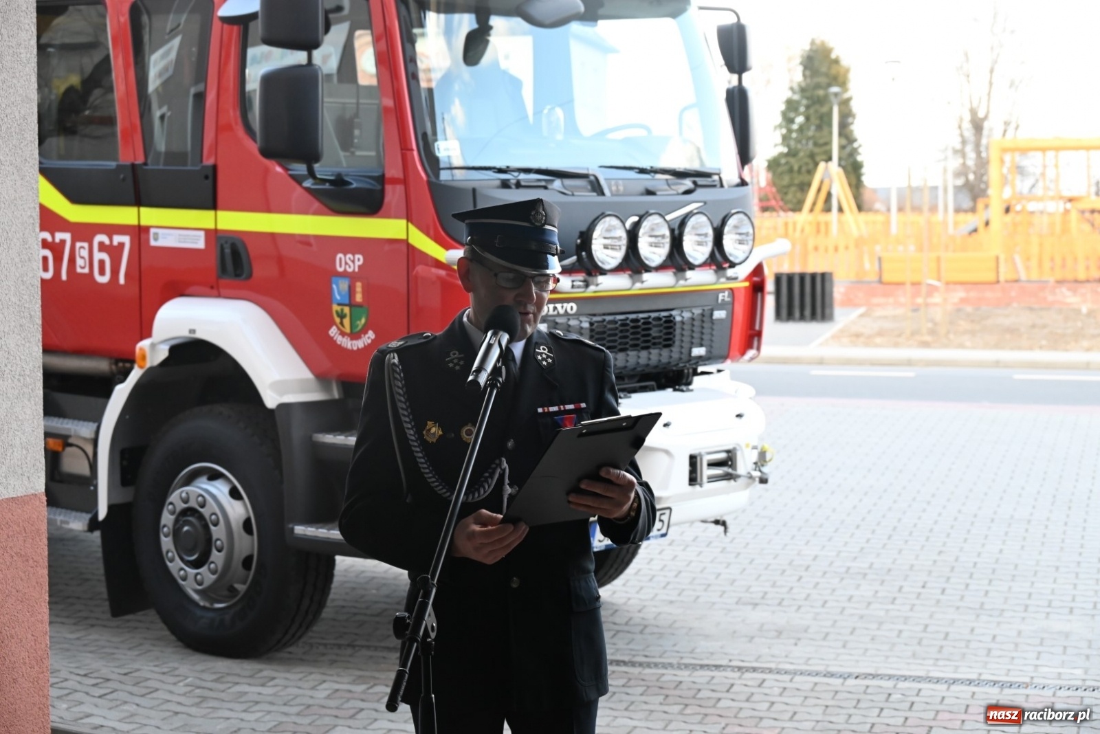 Zdjęcie w galerii na portalu naszraciborz.pl: Oficjalne przekazanie nowego wozu strażackiego dla OSP Bieńkowice wiadomości z regionu