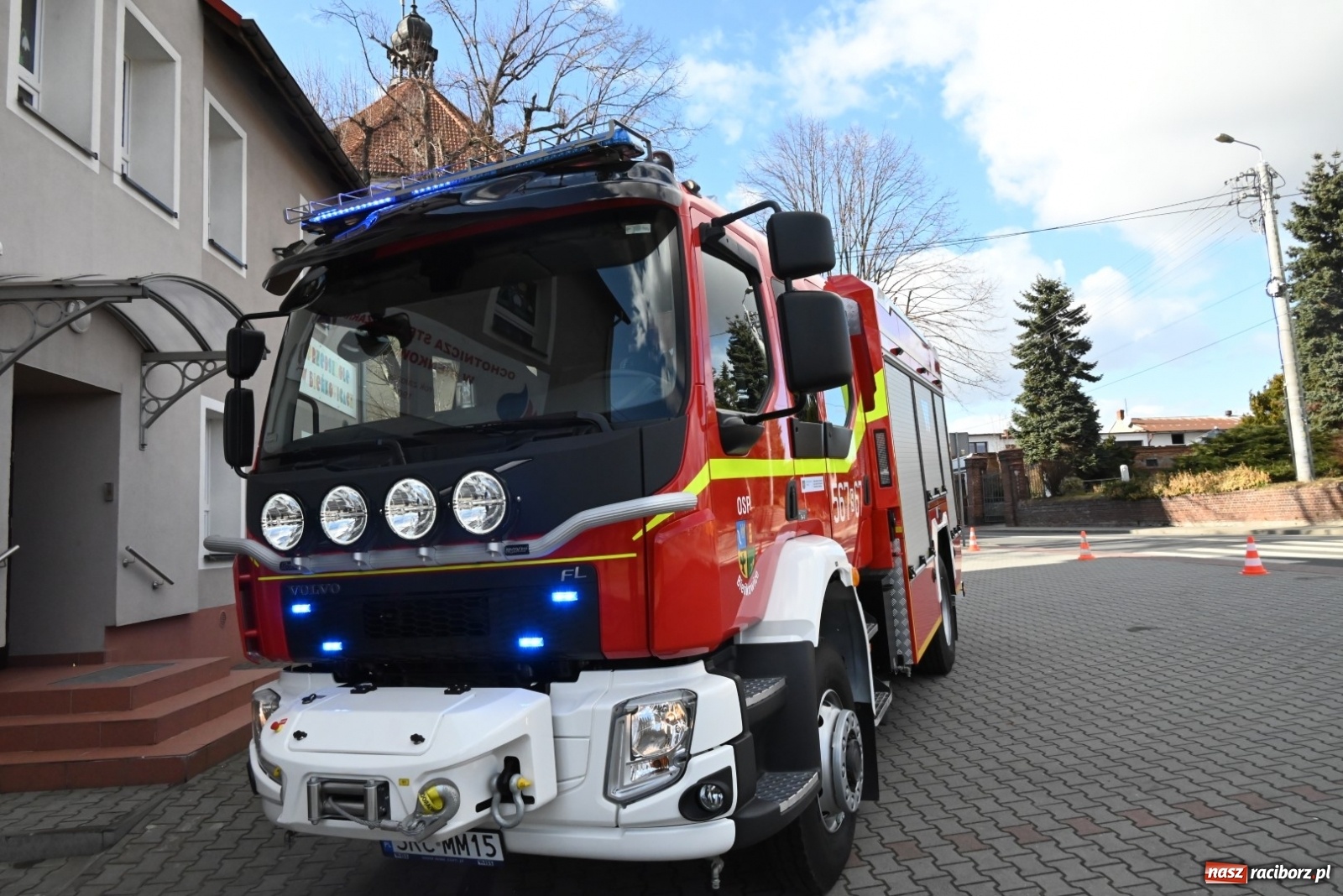 Zdjęcie w galerii na portalu naszraciborz.pl: Oficjalne przekazanie nowego wozu strażackiego dla OSP Bieńkowice wiadomości z regionu