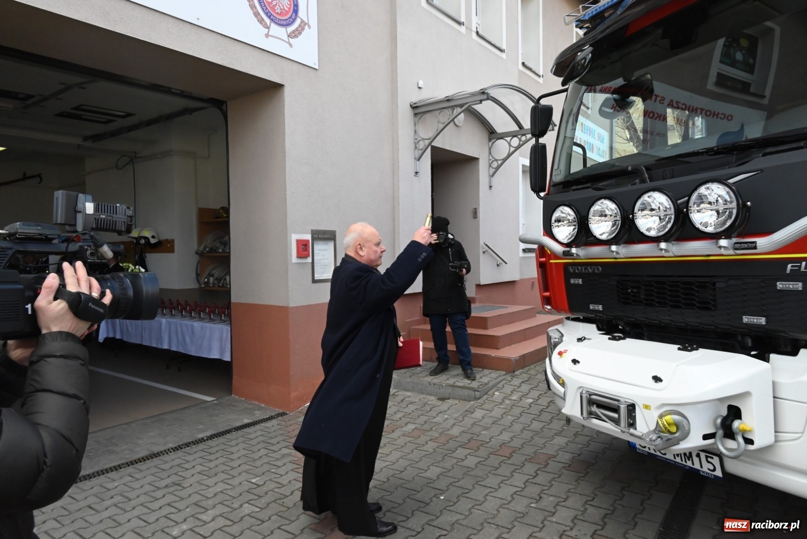 Zdjęcie w galerii na portalu naszraciborz.pl: Oficjalne przekazanie nowego wozu strażackiego dla OSP Bieńkowice wiadomości z regionu