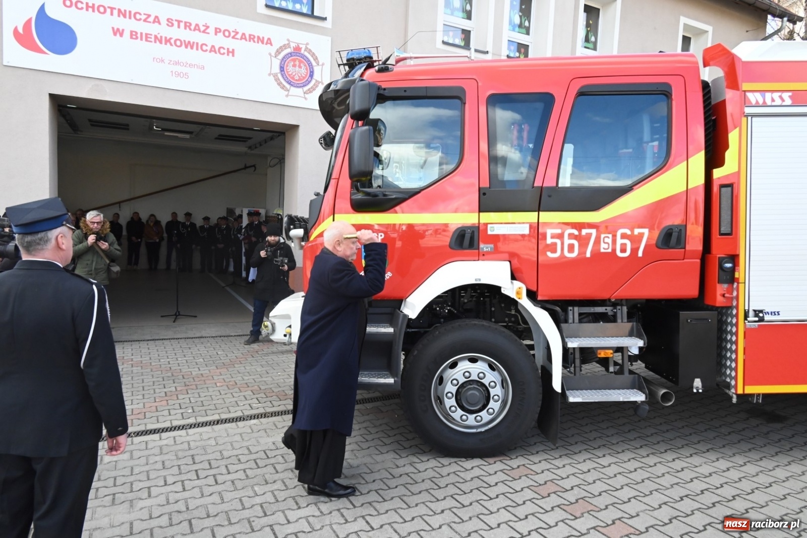 Zdjęcie w galerii na portalu naszraciborz.pl: Oficjalne przekazanie nowego wozu strażackiego dla OSP Bieńkowice wiadomości z regionu