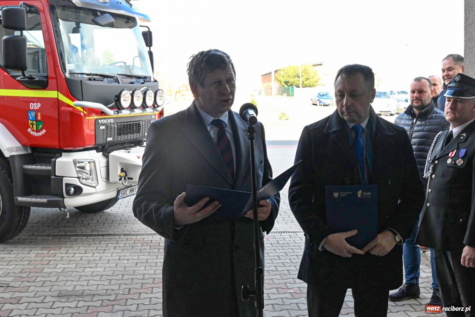 Zdjęcie w galerii na portalu naszraciborz.pl: Oficjalne przekazanie nowego wozu strażackiego dla OSP Bieńkowice wiadomości z regionu