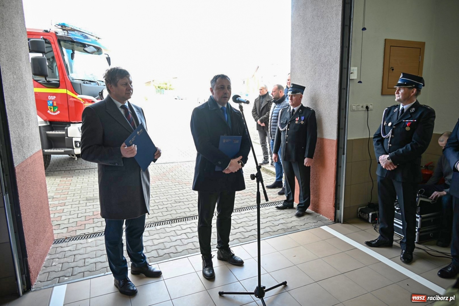 Zdjęcie w galerii na portalu naszraciborz.pl: Oficjalne przekazanie nowego wozu strażackiego dla OSP Bieńkowice wiadomości z regionu