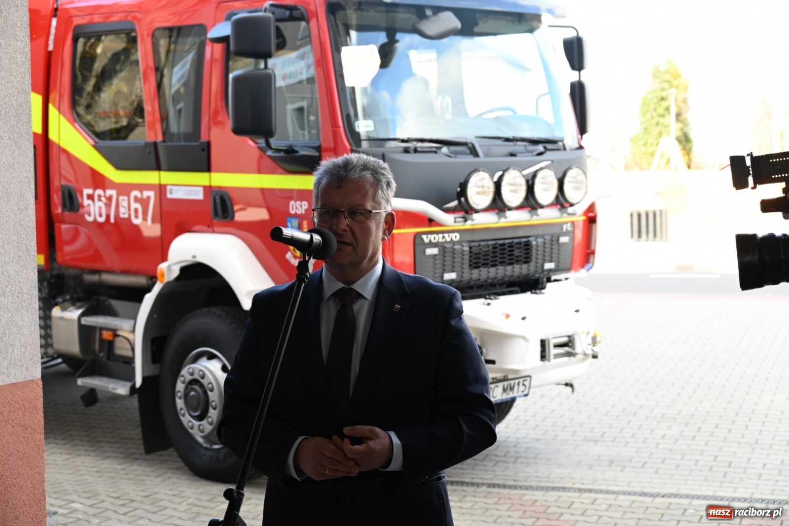 Zdjęcie w galerii na portalu naszraciborz.pl: Oficjalne przekazanie nowego wozu strażackiego dla OSP Bieńkowice wiadomości z regionu