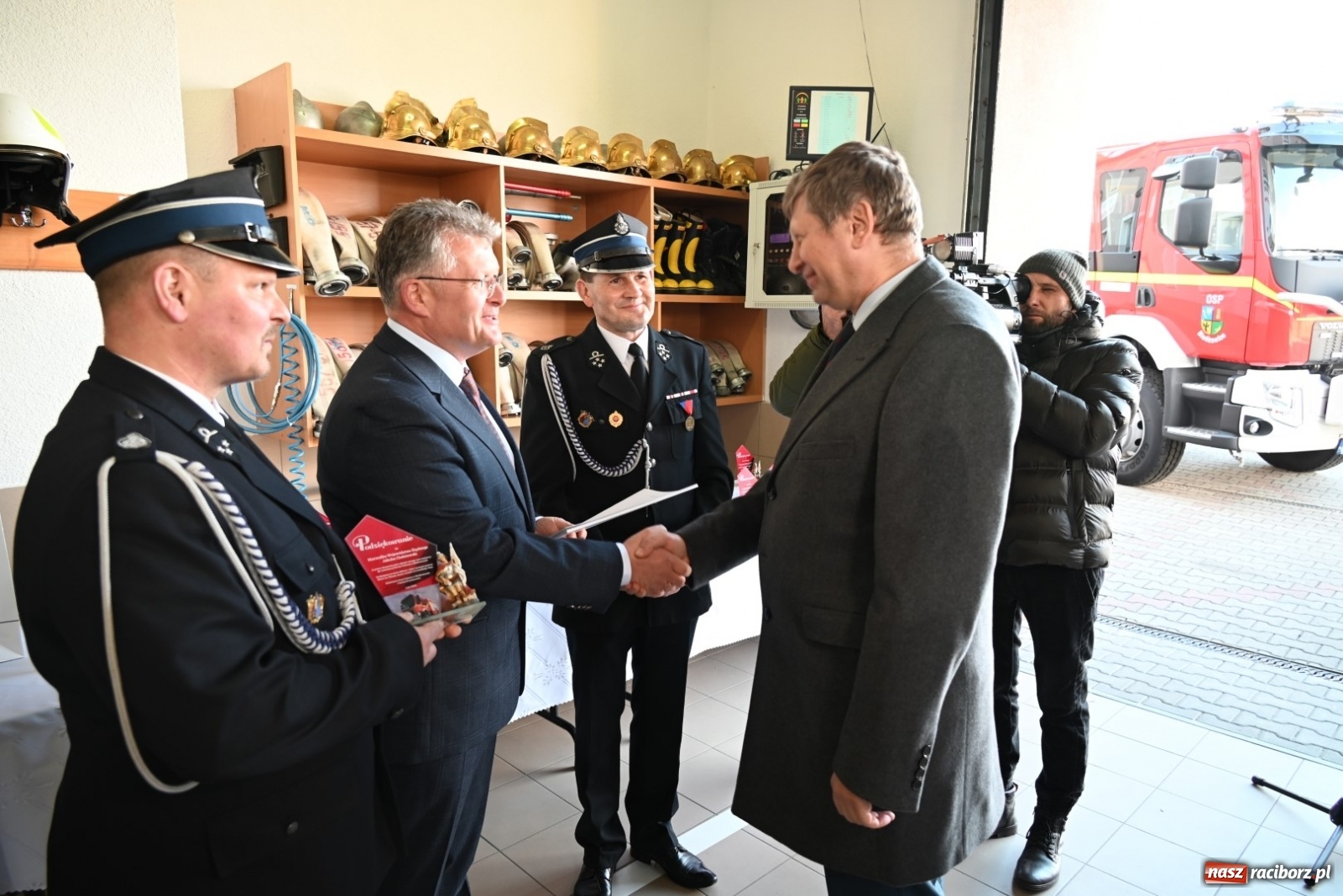 Zdjęcie w galerii na portalu naszraciborz.pl: Oficjalne przekazanie nowego wozu strażackiego dla OSP Bieńkowice wiadomości z regionu