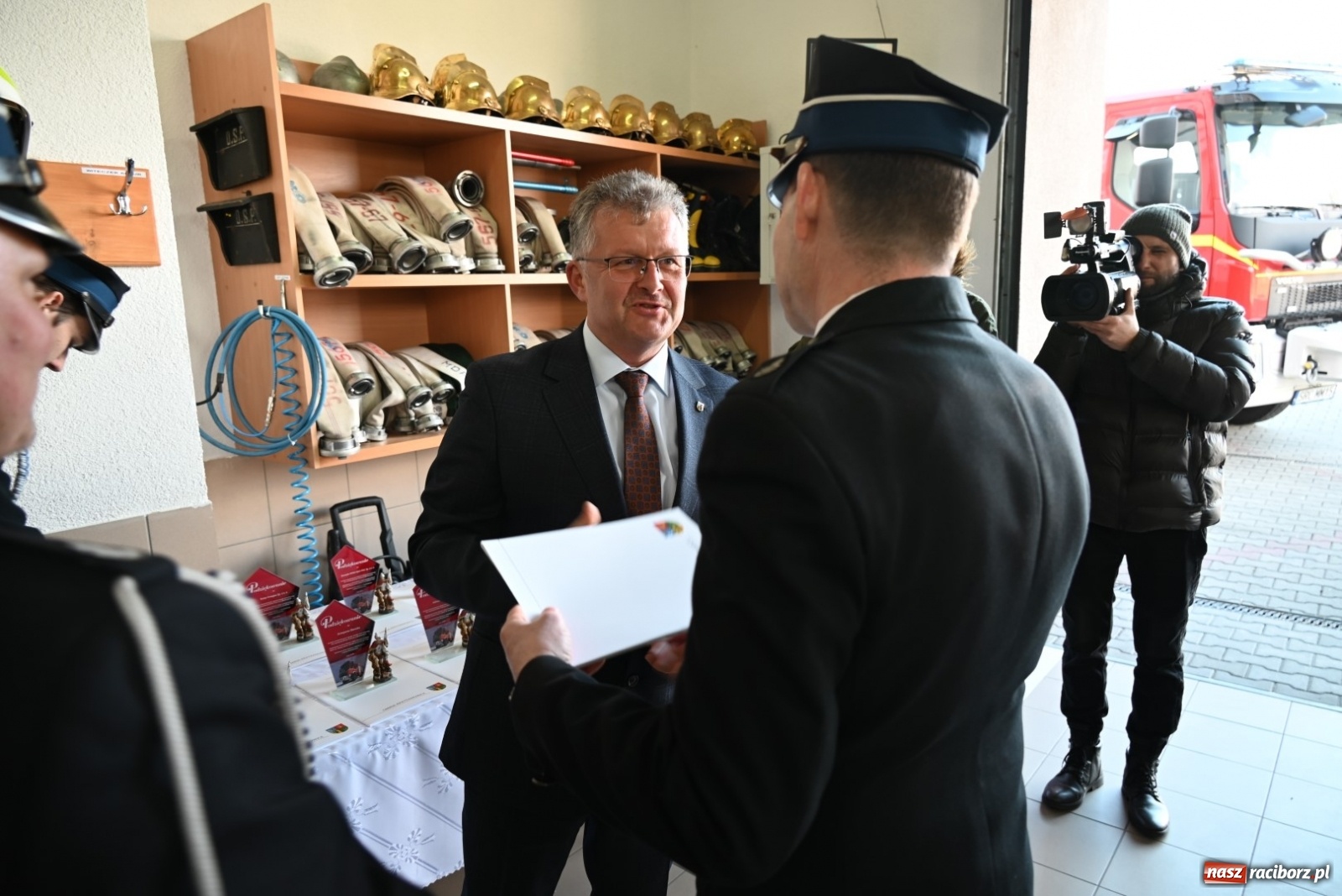 Zdjęcie w galerii na portalu naszraciborz.pl: Oficjalne przekazanie nowego wozu strażackiego dla OSP Bieńkowice wiadomości z regionu