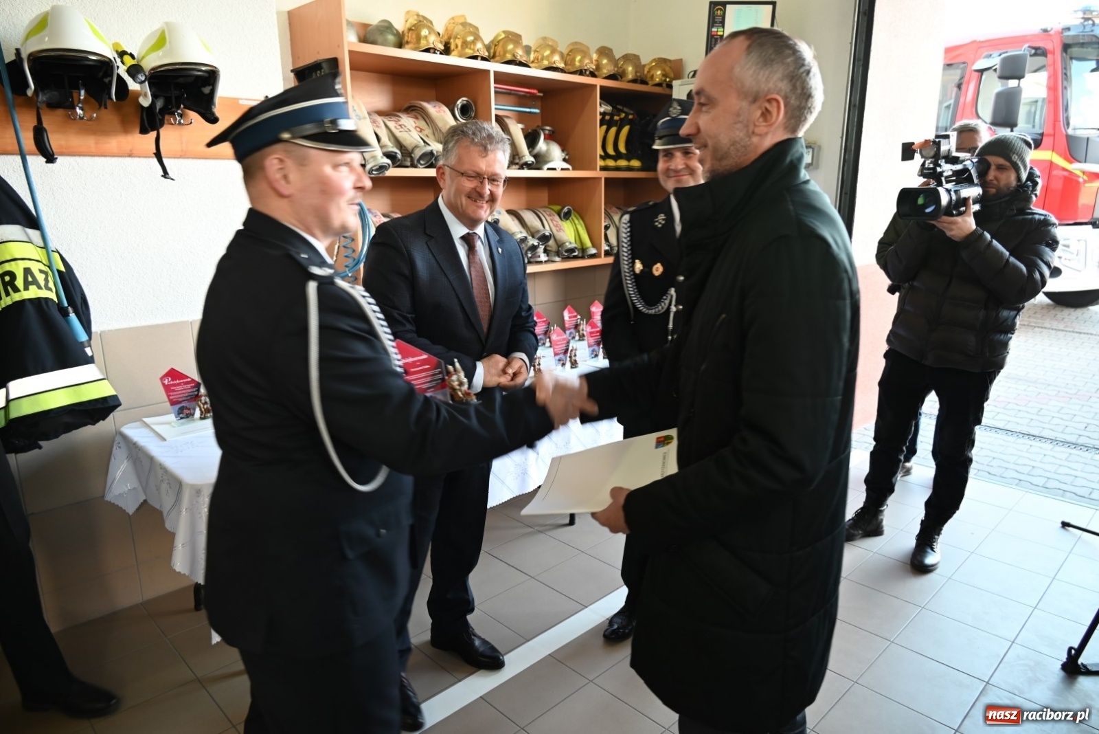 Zdjęcie w galerii na portalu naszraciborz.pl: Oficjalne przekazanie nowego wozu strażackiego dla OSP Bieńkowice wiadomości z regionu