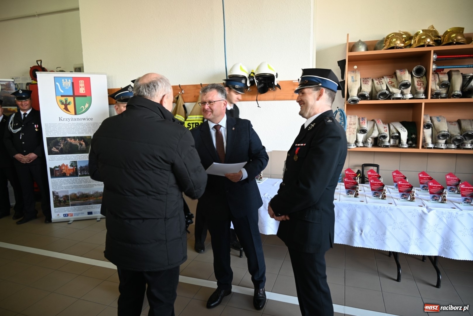 Zdjęcie w galerii na portalu naszraciborz.pl: Oficjalne przekazanie nowego wozu strażackiego dla OSP Bieńkowice wiadomości z regionu