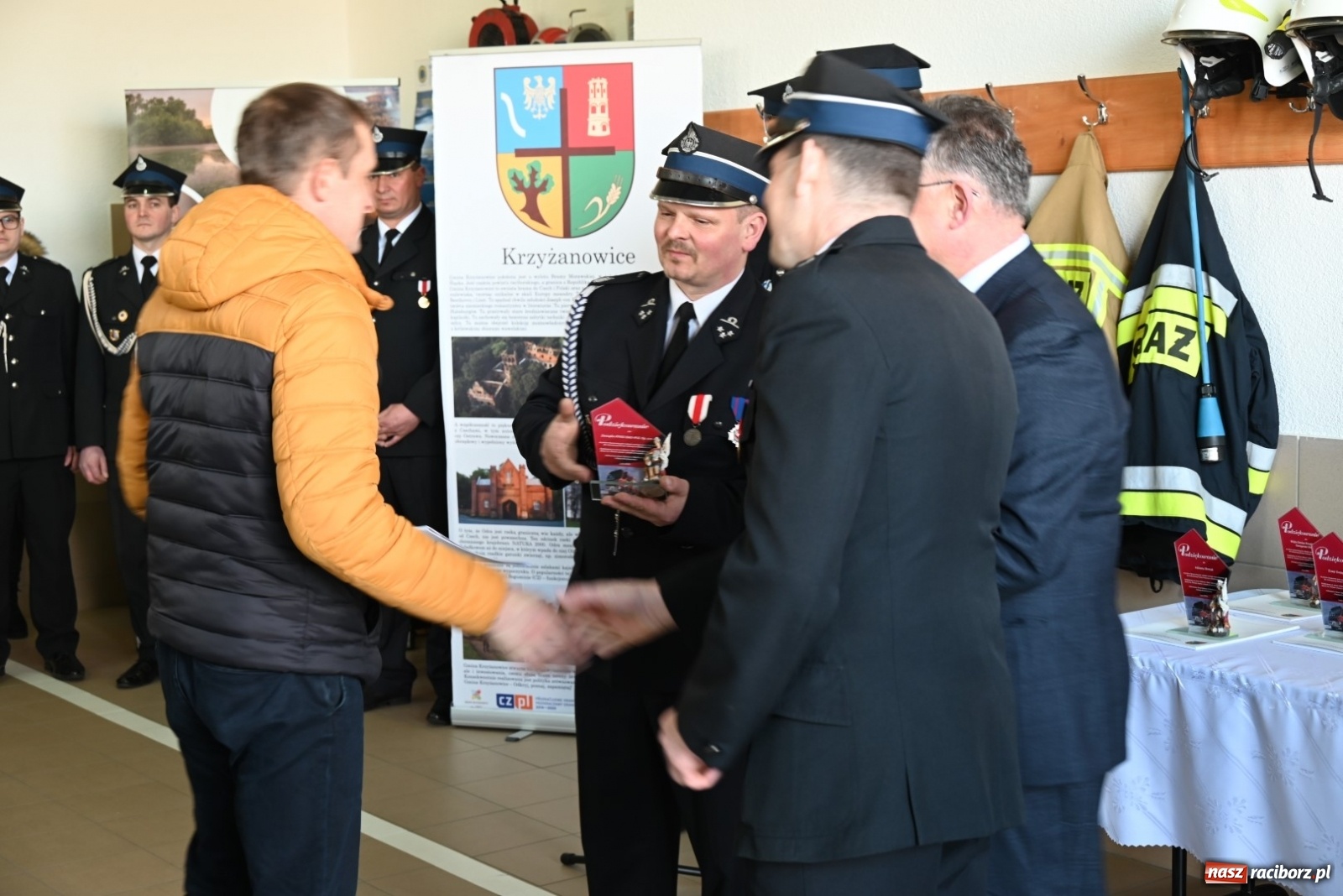 Zdjęcie w galerii na portalu naszraciborz.pl: Oficjalne przekazanie nowego wozu strażackiego dla OSP Bieńkowice wiadomości z regionu