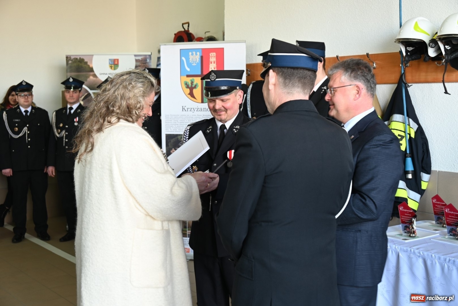 Zdjęcie w galerii na portalu naszraciborz.pl: Oficjalne przekazanie nowego wozu strażackiego dla OSP Bieńkowice wiadomości z regionu