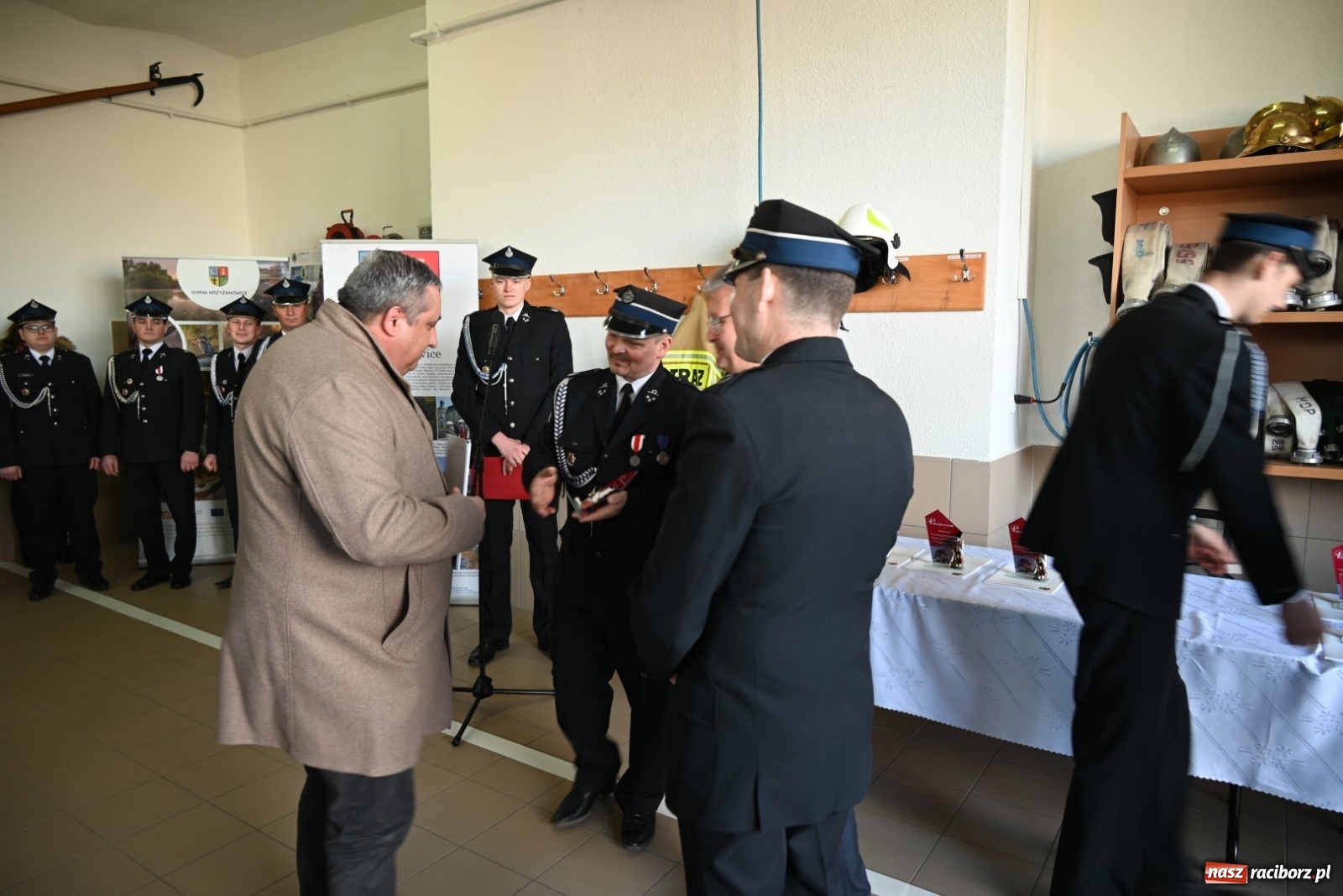 Zdjęcie w galerii na portalu naszraciborz.pl: Oficjalne przekazanie nowego wozu strażackiego dla OSP Bieńkowice wiadomości z regionu