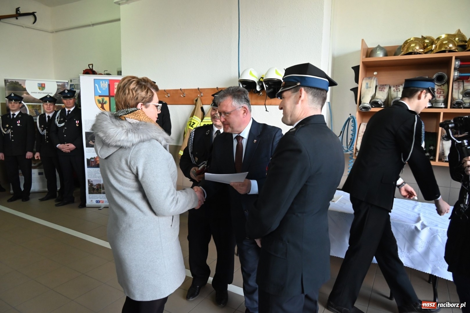 Zdjęcie w galerii na portalu naszraciborz.pl: Oficjalne przekazanie nowego wozu strażackiego dla OSP Bieńkowice wiadomości z regionu