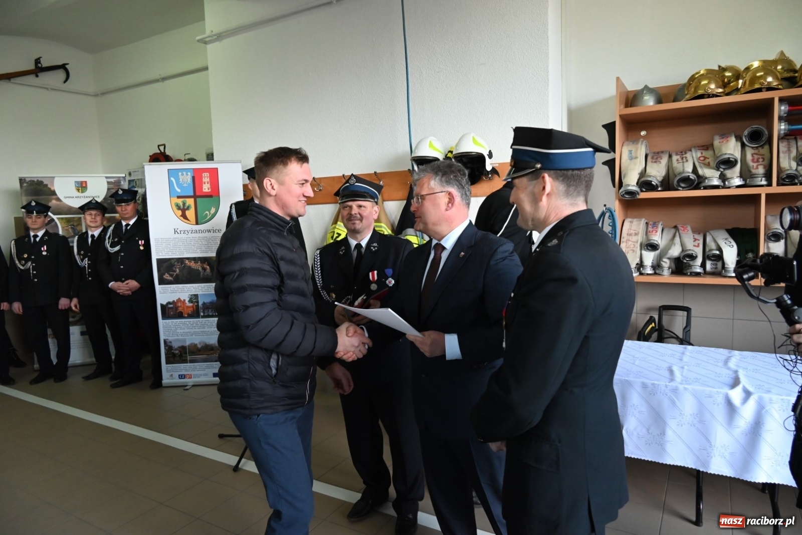 Zdjęcie w galerii na portalu naszraciborz.pl: Oficjalne przekazanie nowego wozu strażackiego dla OSP Bieńkowice wiadomości z regionu