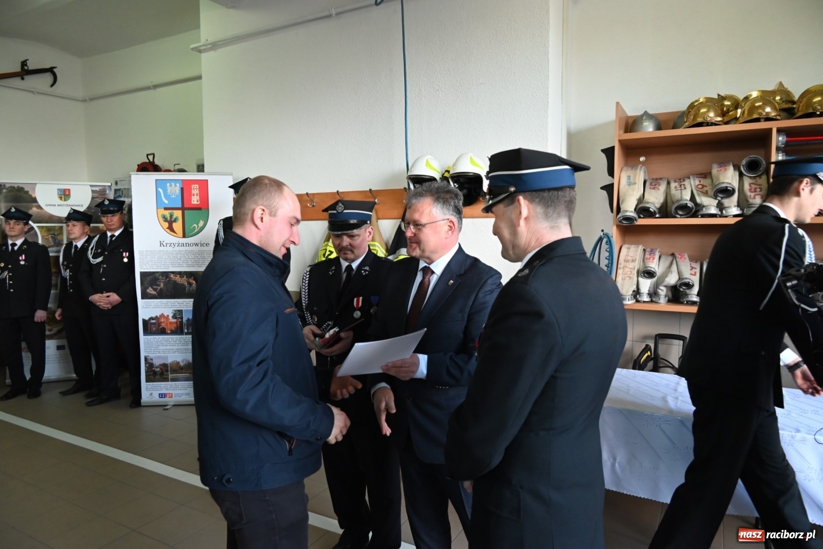 Zdjęcie w galerii na portalu naszraciborz.pl: Oficjalne przekazanie nowego wozu strażackiego dla OSP Bieńkowice wiadomości z regionu