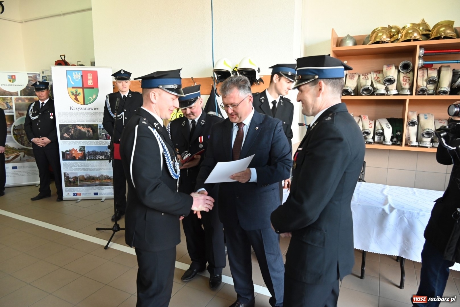 Zdjęcie w galerii na portalu naszraciborz.pl: Oficjalne przekazanie nowego wozu strażackiego dla OSP Bieńkowice wiadomości z regionu