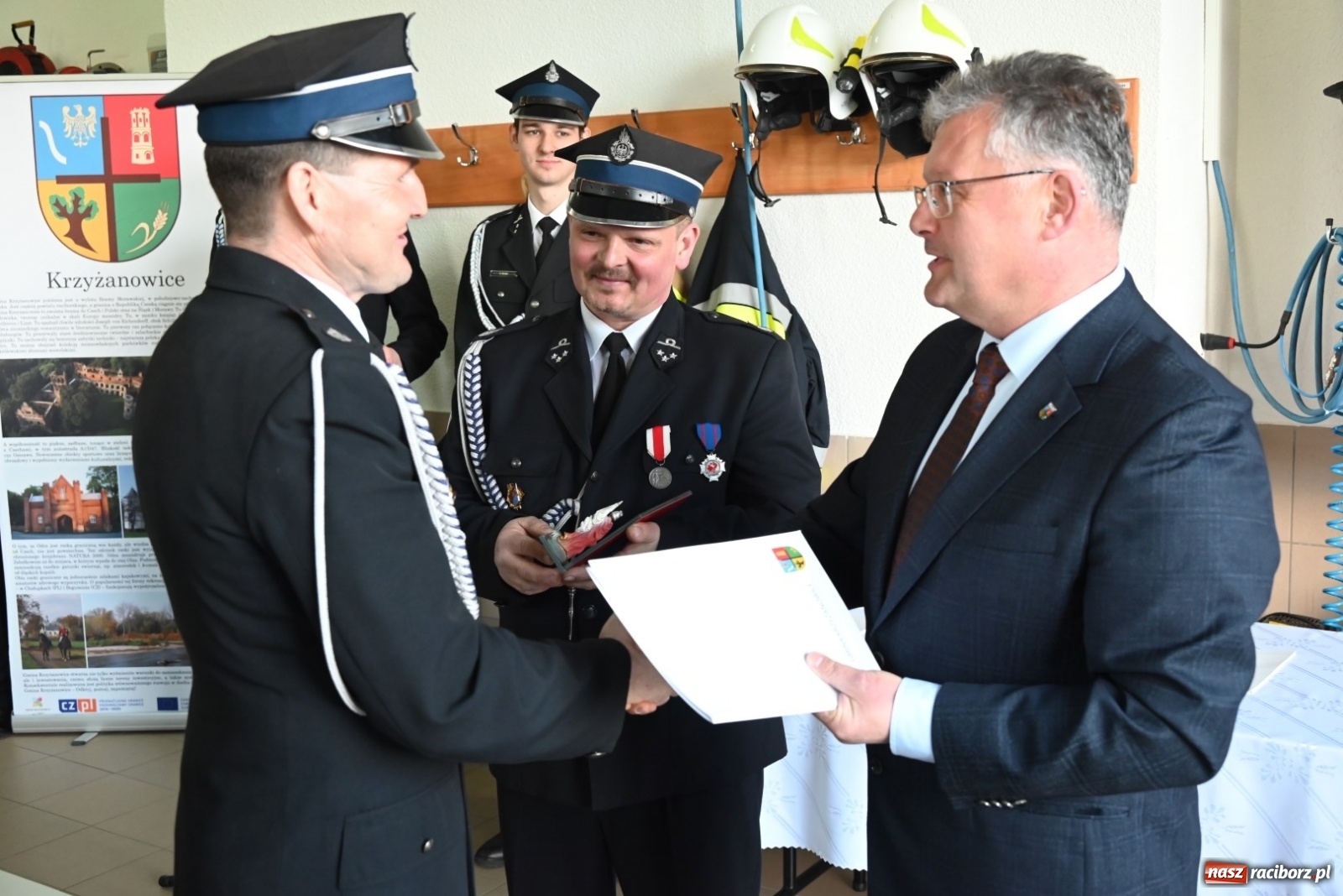 Zdjęcie w galerii na portalu naszraciborz.pl: Oficjalne przekazanie nowego wozu strażackiego dla OSP Bieńkowice wiadomości z regionu