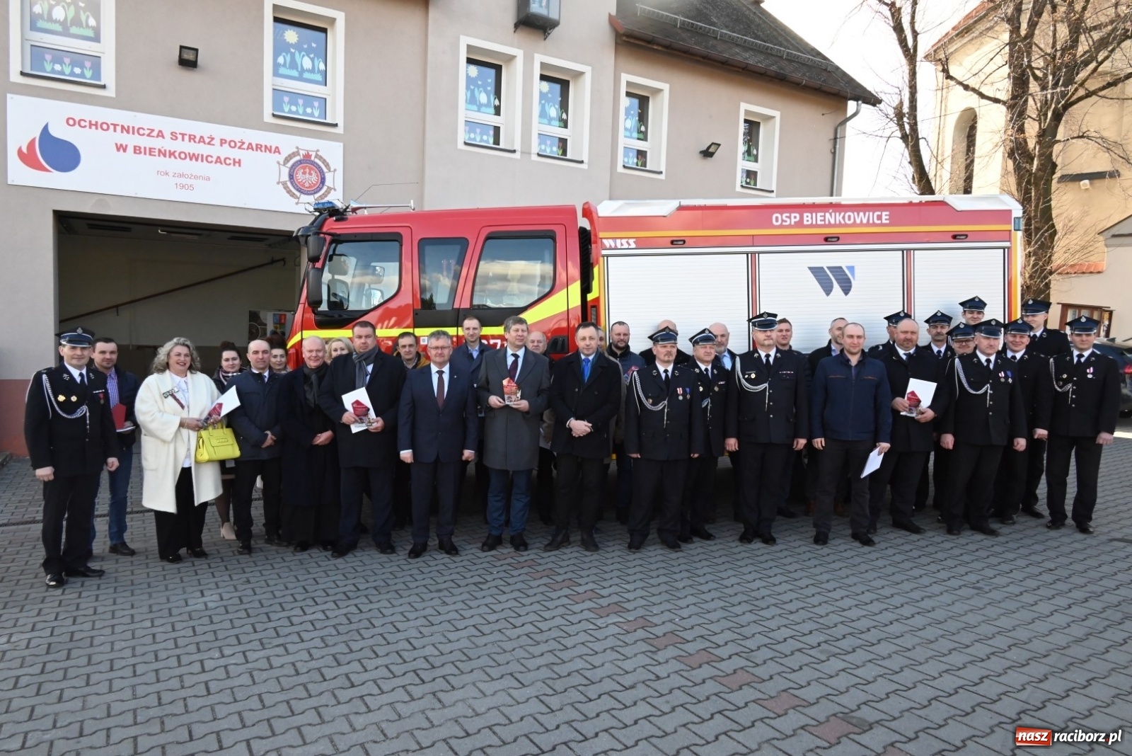 Zdjęcie w galerii na portalu naszraciborz.pl: Oficjalne przekazanie nowego wozu strażackiego dla OSP Bieńkowice wiadomości z regionu