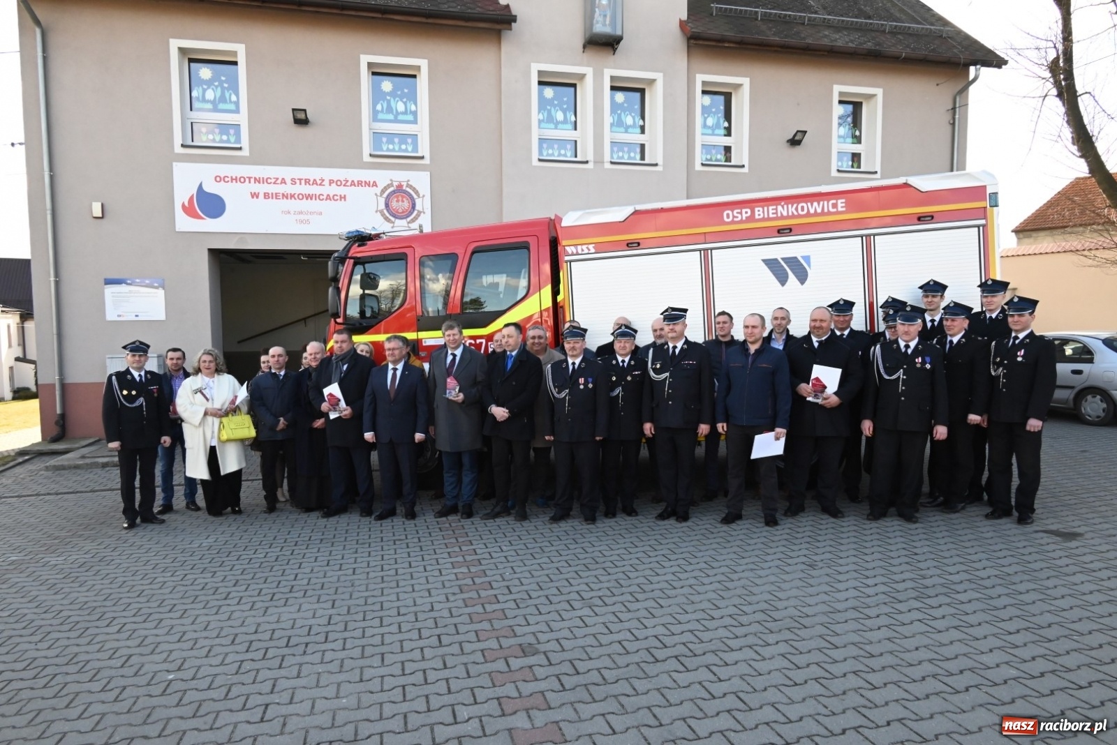 Zdjęcie w galerii na portalu naszraciborz.pl: Oficjalne przekazanie nowego wozu strażackiego dla OSP Bieńkowice wiadomości z regionu