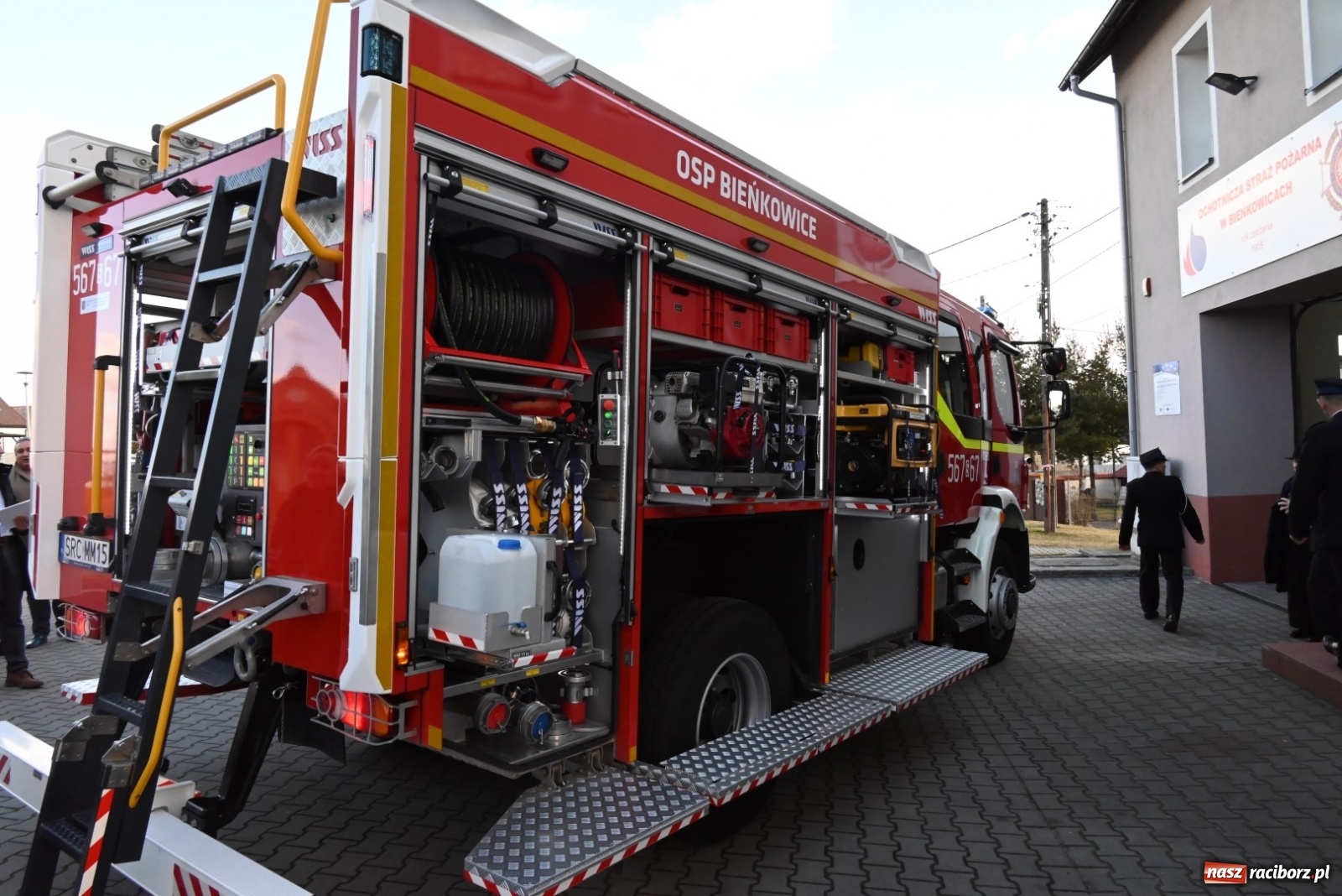 Zdjęcie w galerii na portalu naszraciborz.pl: Oficjalne przekazanie nowego wozu strażackiego dla OSP Bieńkowice wiadomości z regionu