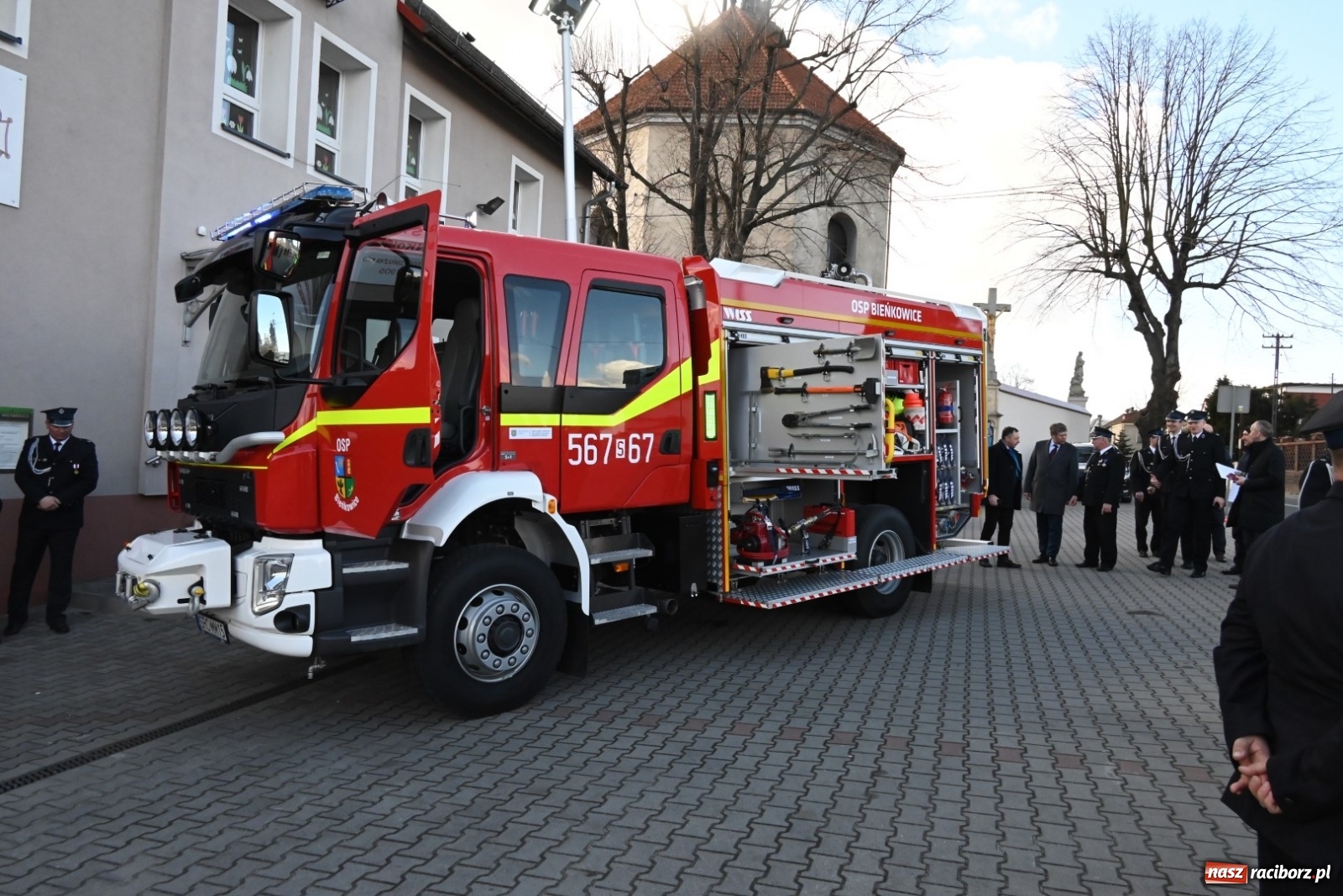 Zdjęcie w galerii na portalu naszraciborz.pl: Oficjalne przekazanie nowego wozu strażackiego dla OSP Bieńkowice wiadomości z regionu