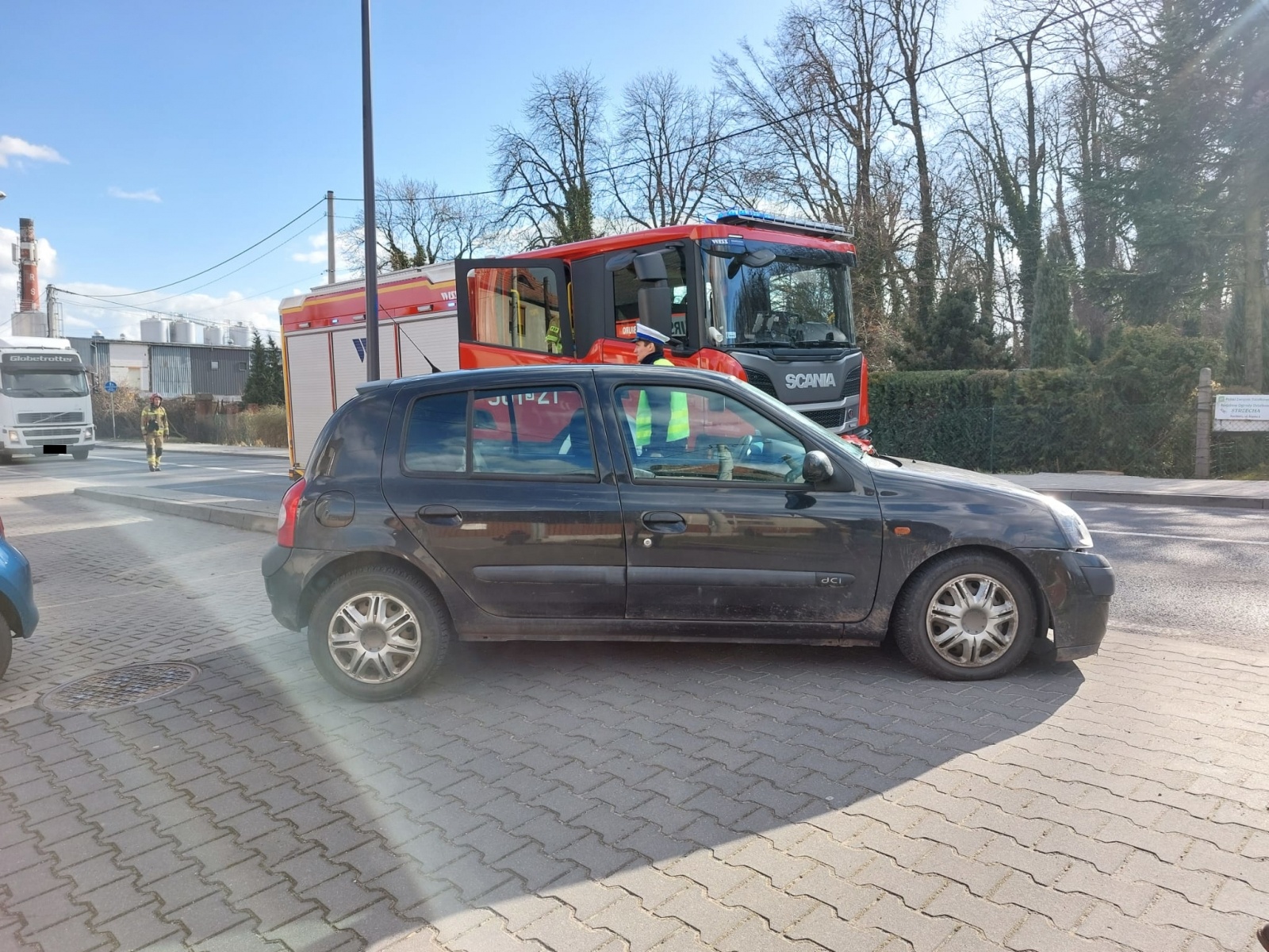 Zdjęcie w galerii na portalu naszraciborz.pl: Renault i opel zderzyły się na Głubczyckiej [FOTO] wiadomości z regionu