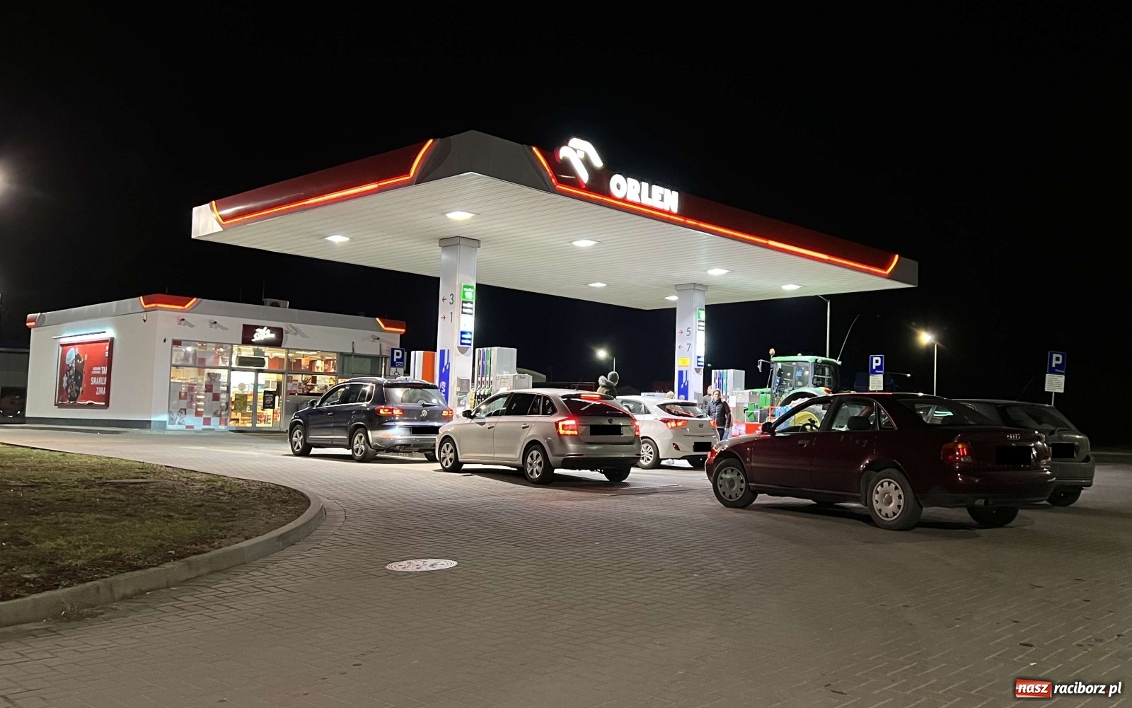 Zdjęcie w galerii na portalu naszraciborz.pl: Na stacjach paliw w Raciborzu wzmożony ruch [FOTO] wiadomości z regionu