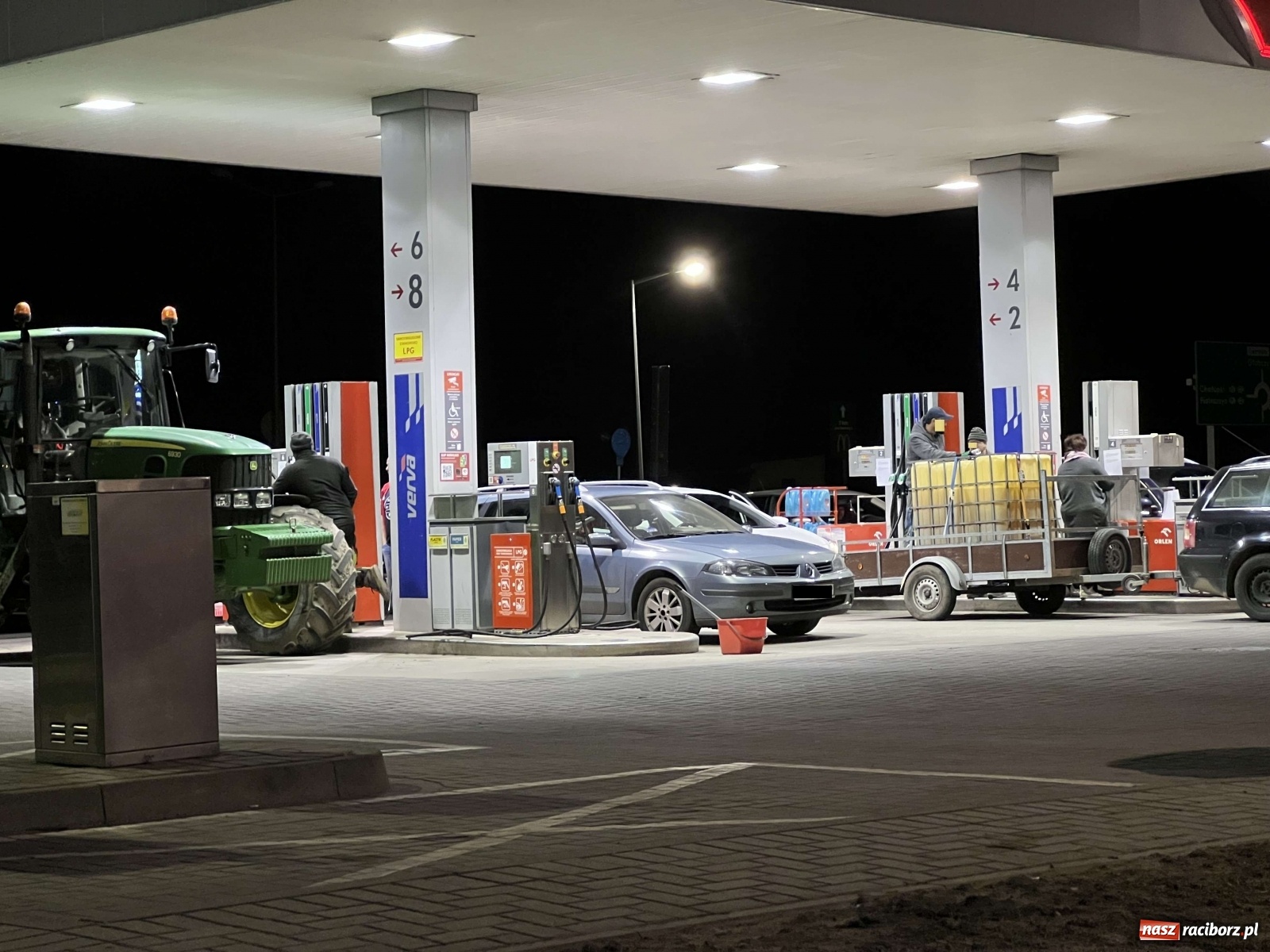 Zdjęcie w galerii na portalu naszraciborz.pl: Na stacjach paliw w Raciborzu wzmożony ruch [FOTO] wiadomości z regionu
