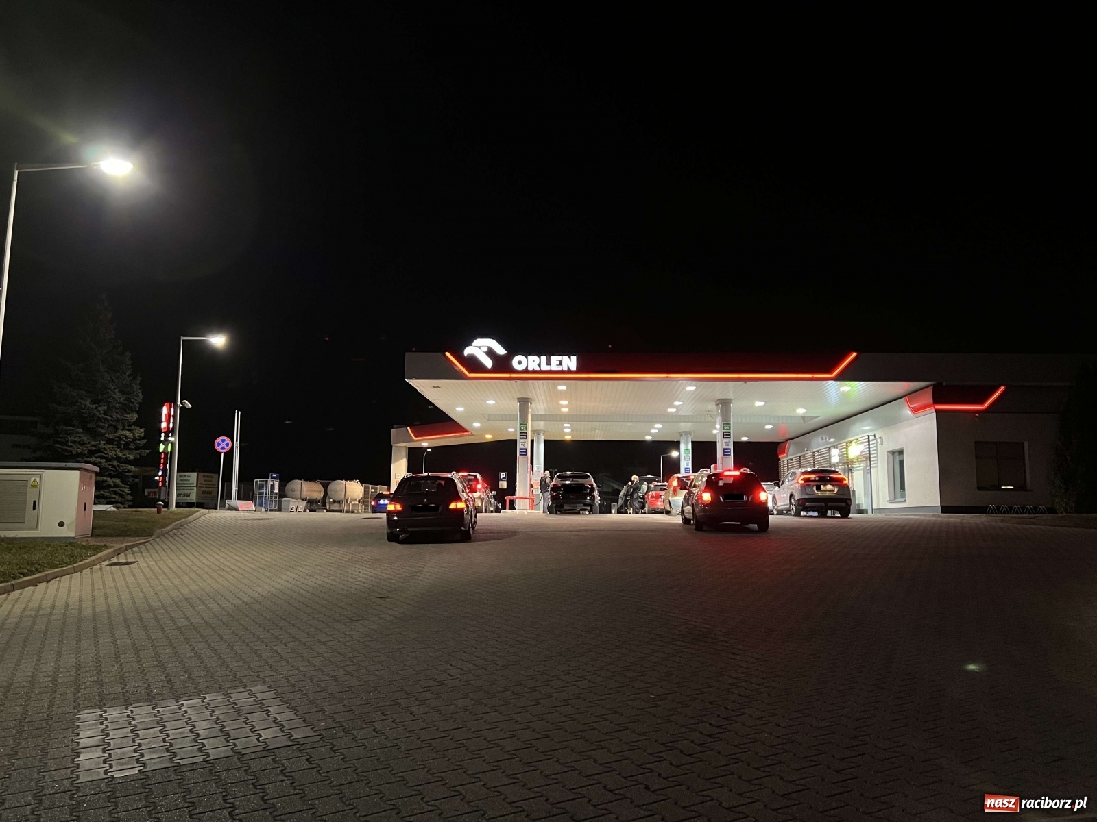 Zdjęcie w galerii na portalu naszraciborz.pl: Na stacjach paliw w Raciborzu wzmożony ruch [FOTO] wiadomości z regionu